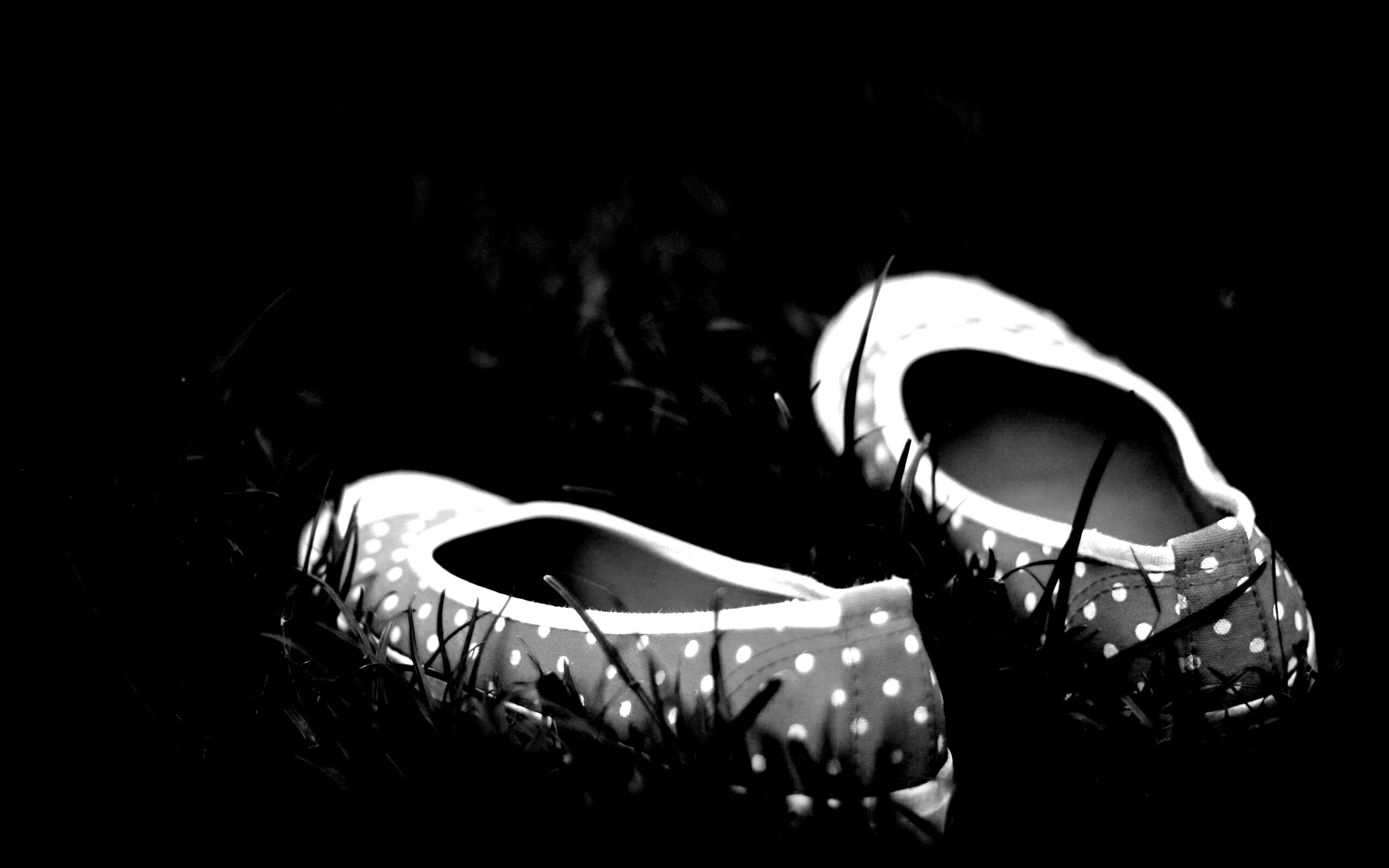 Красные тапки в горошек обои