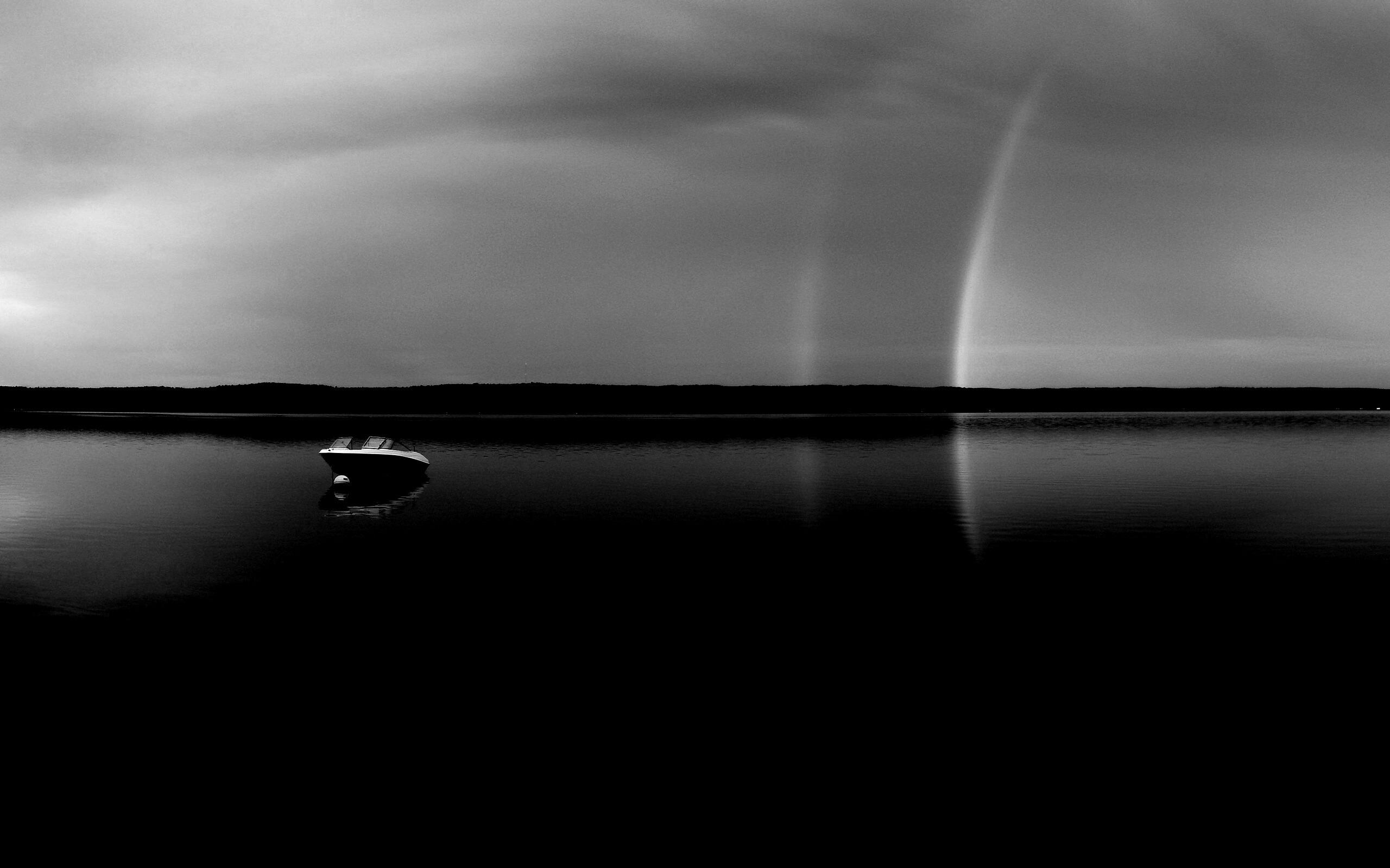 Катер на озере обои