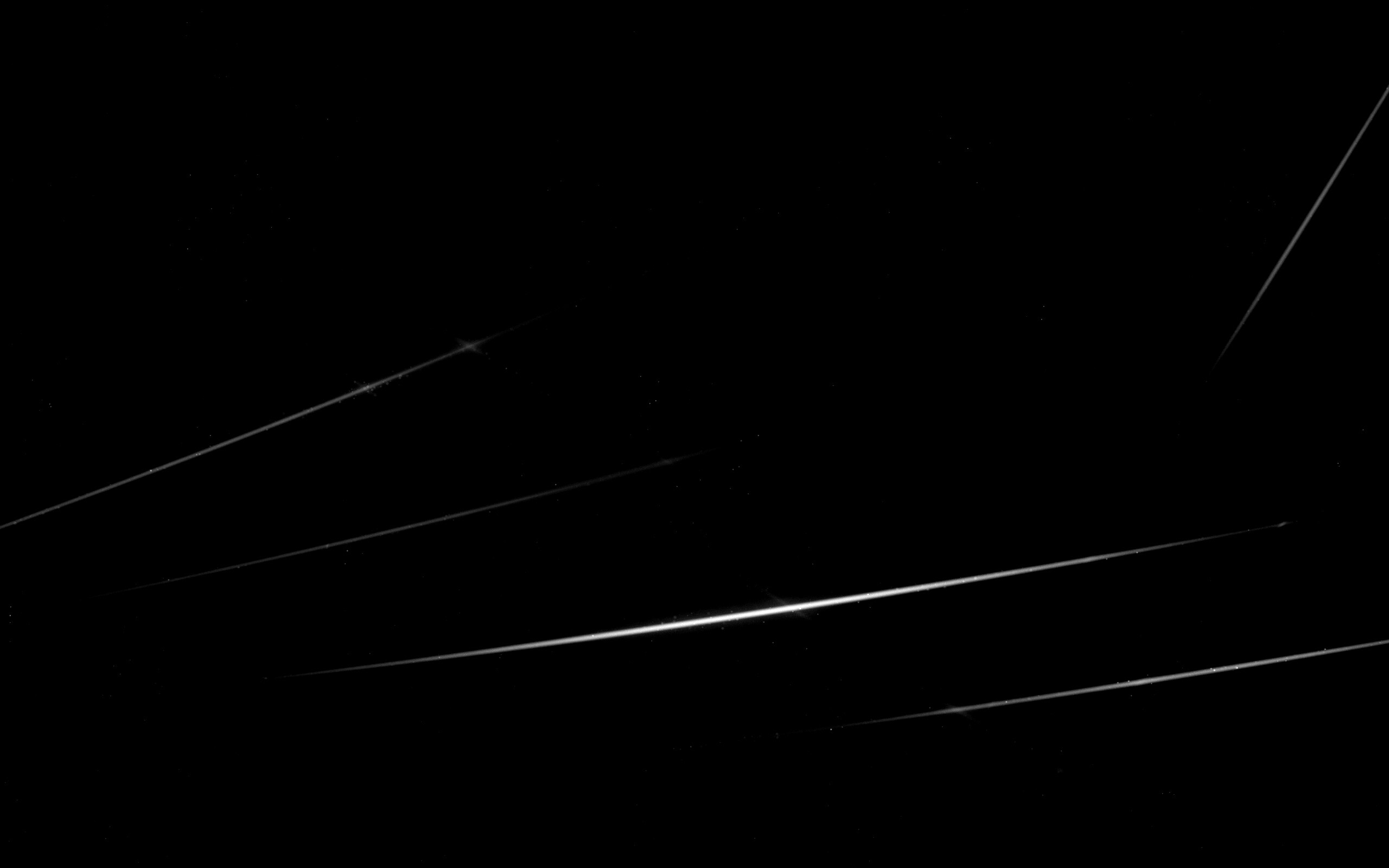 Лучи света на фиолетовом фоне обои