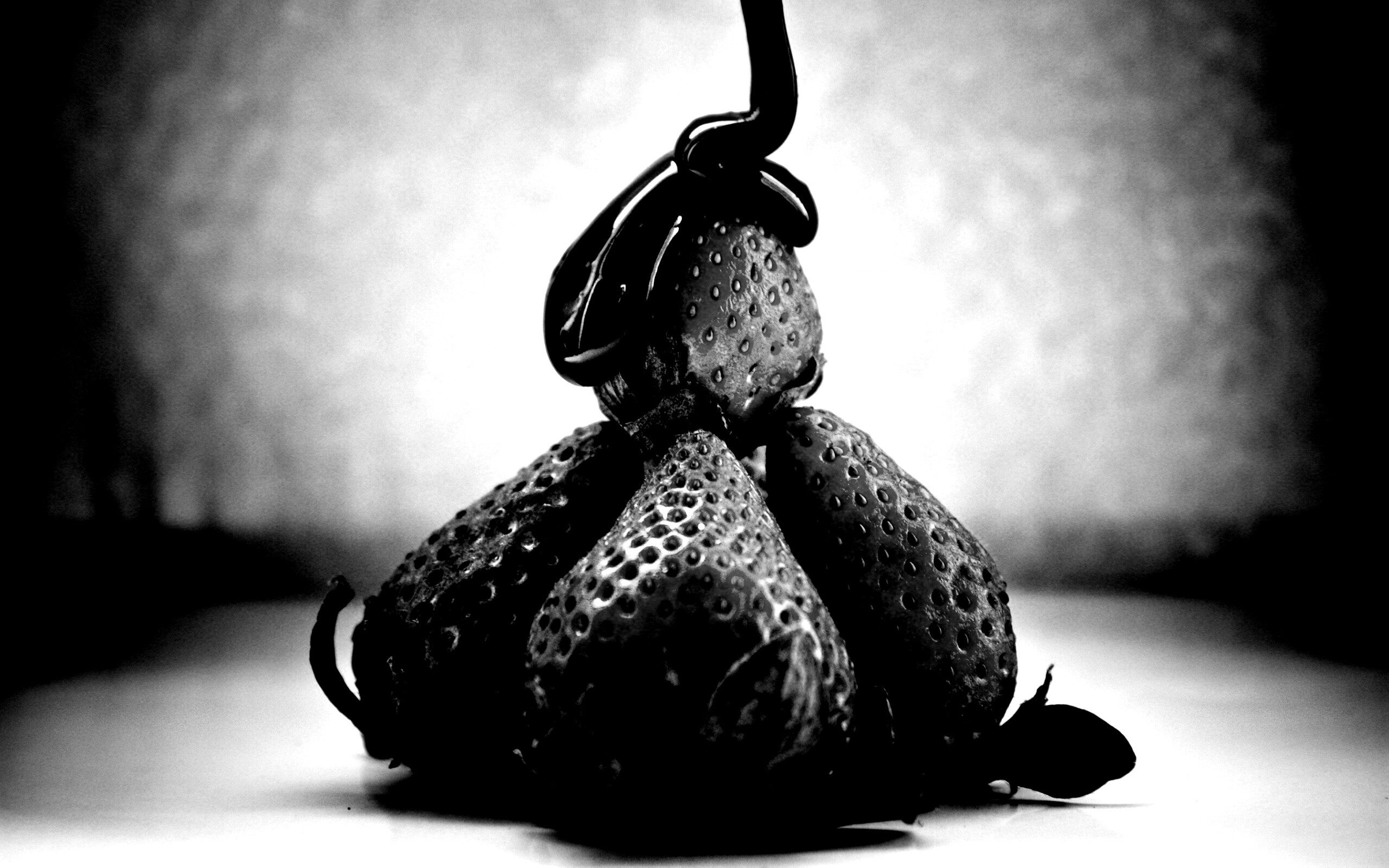 Аппетитная клубничка с шоколадом обои