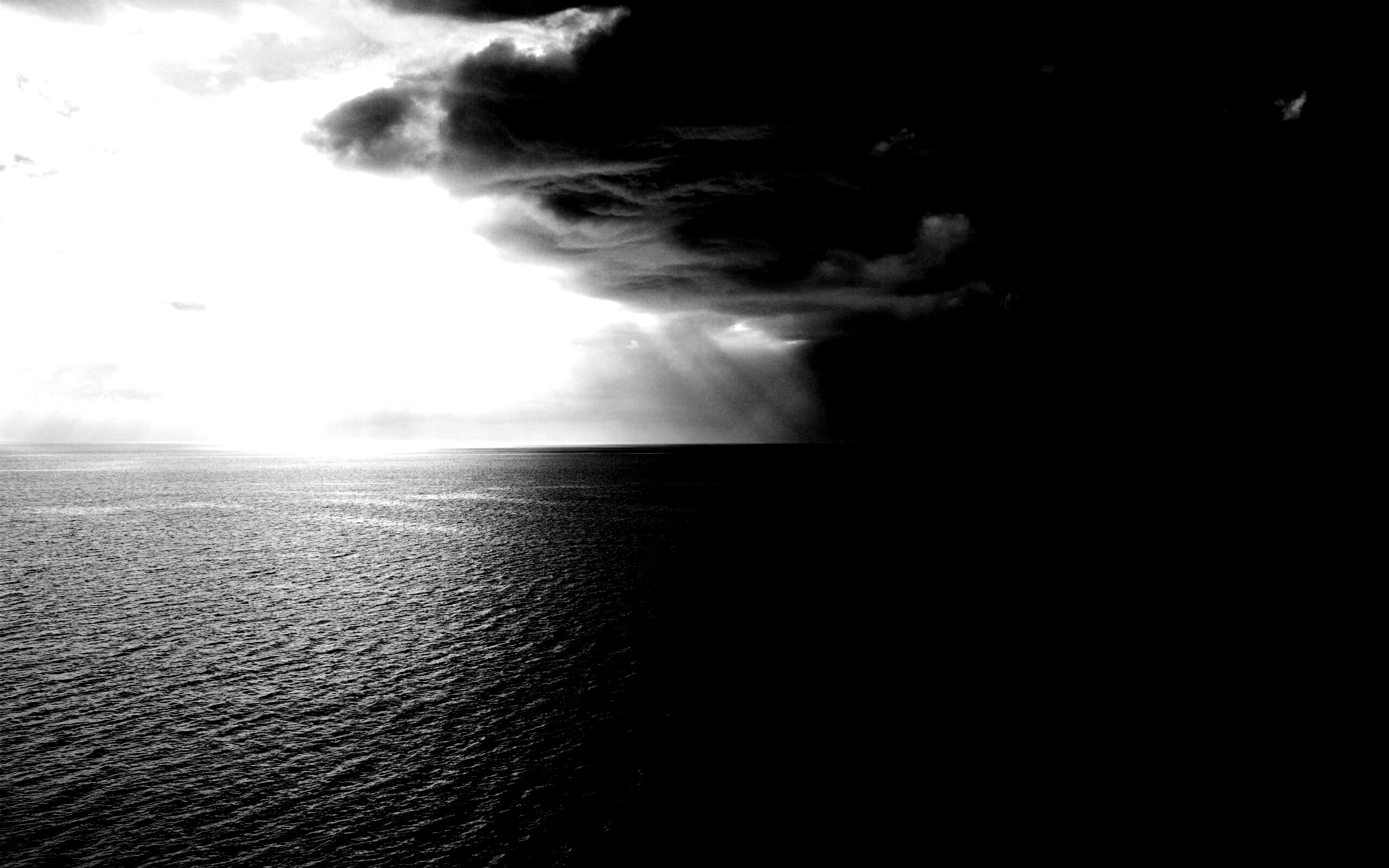 Синее море и грозные тучи обои