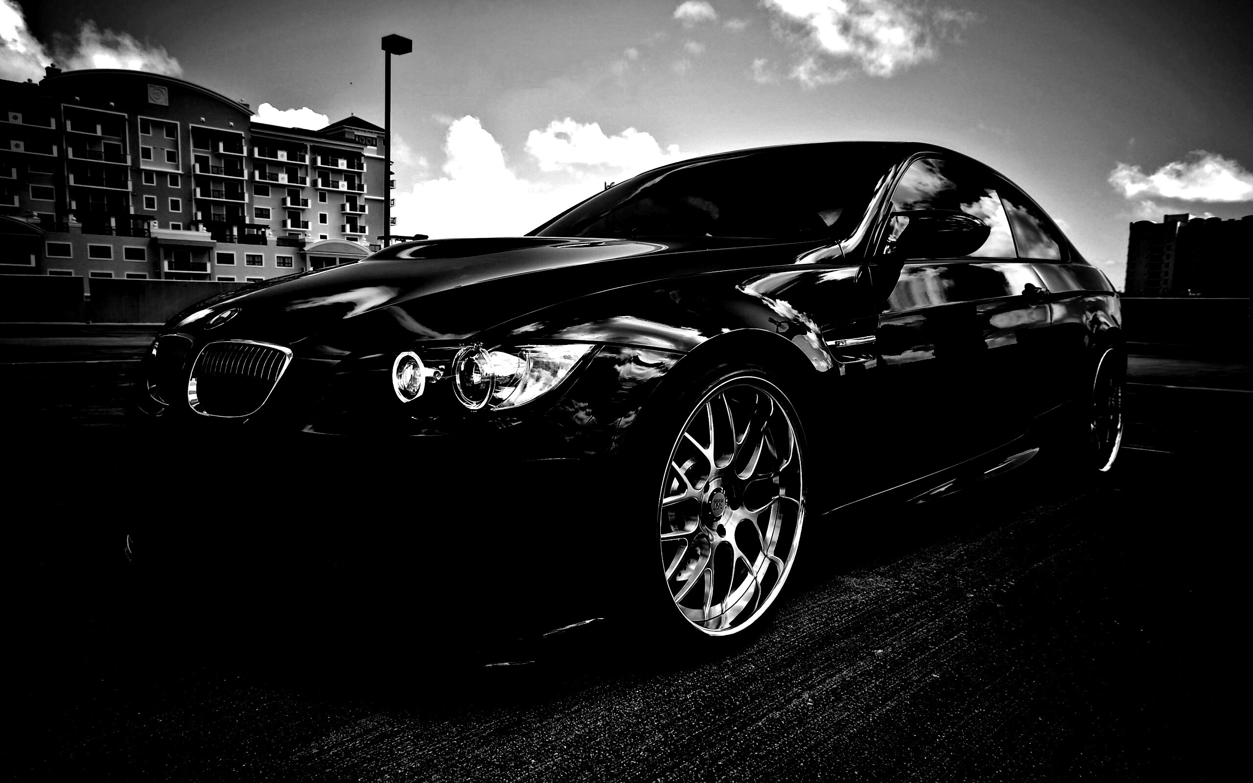Красивый черный BMW на парковке обои