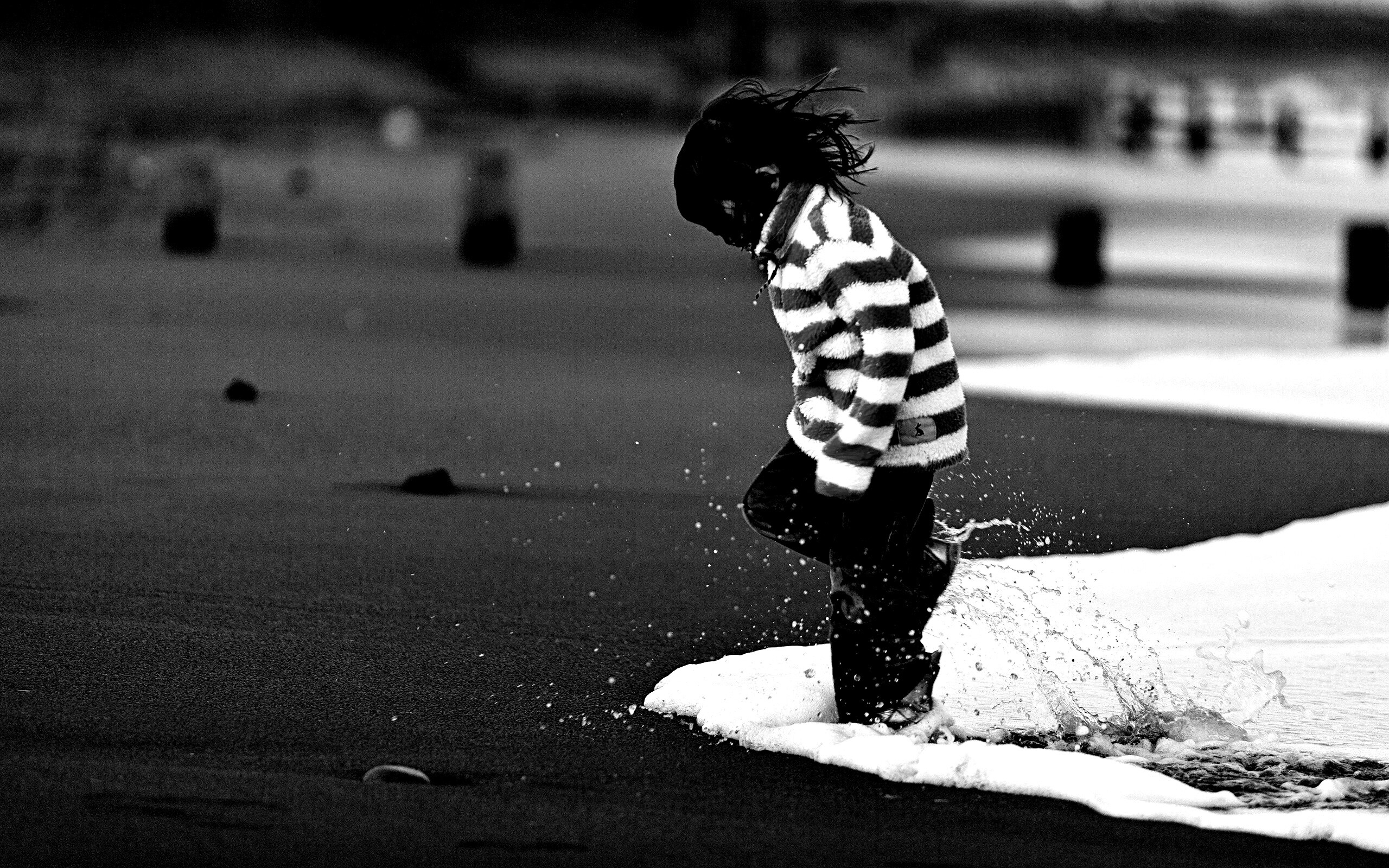 Ребенок и волна обои