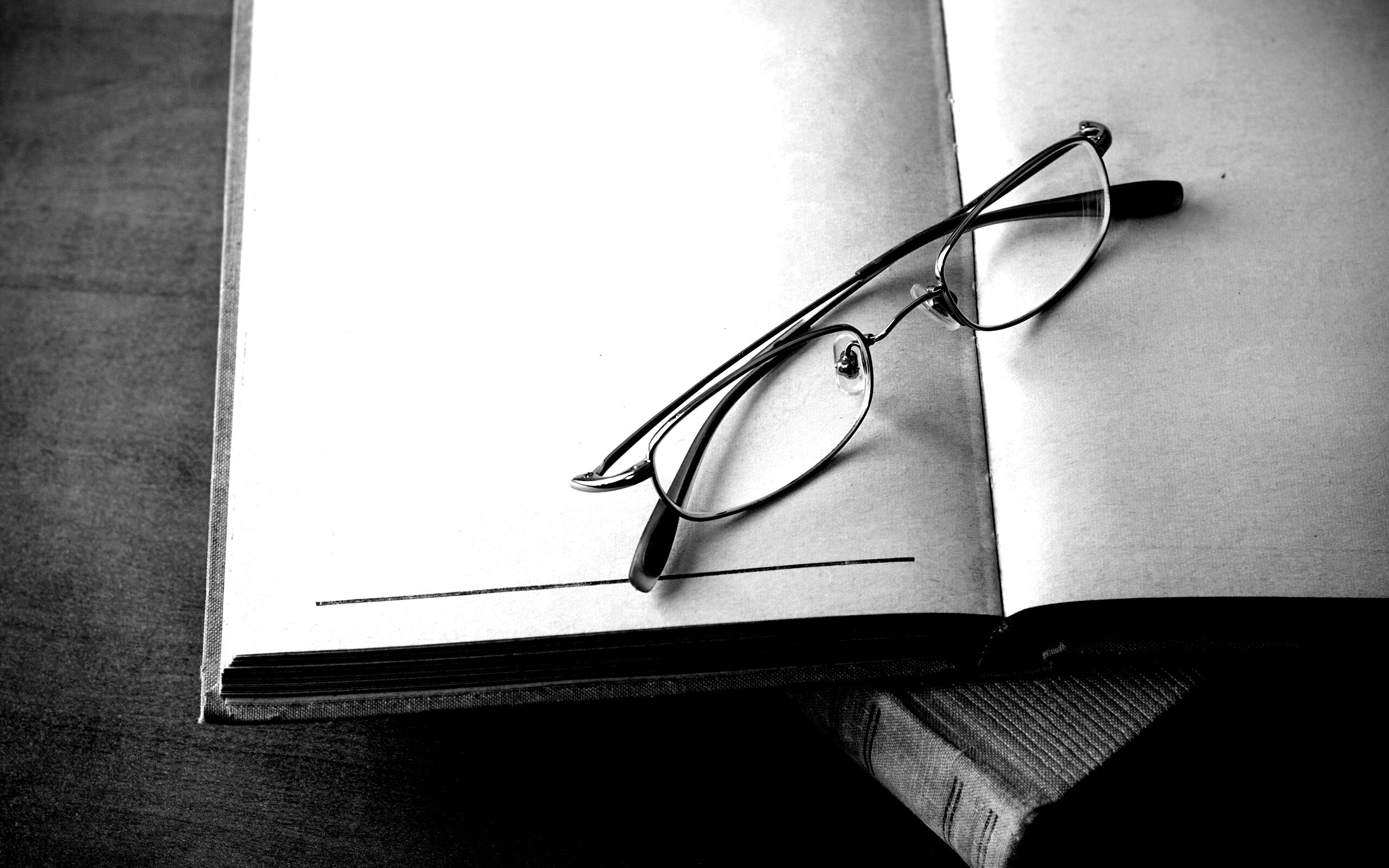Очки и блокнот обои