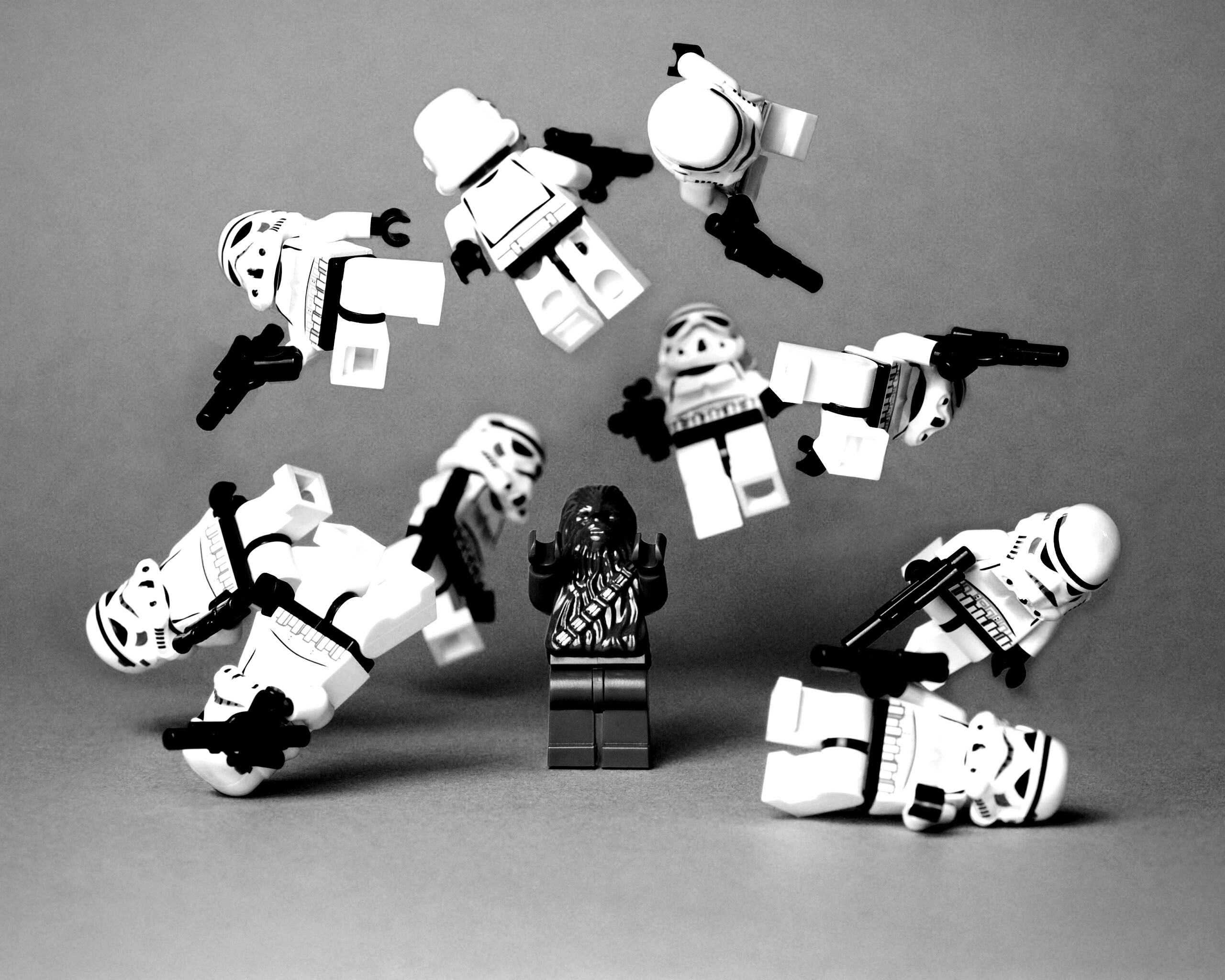 Чубака раскидывает имперских штурмовиков обои