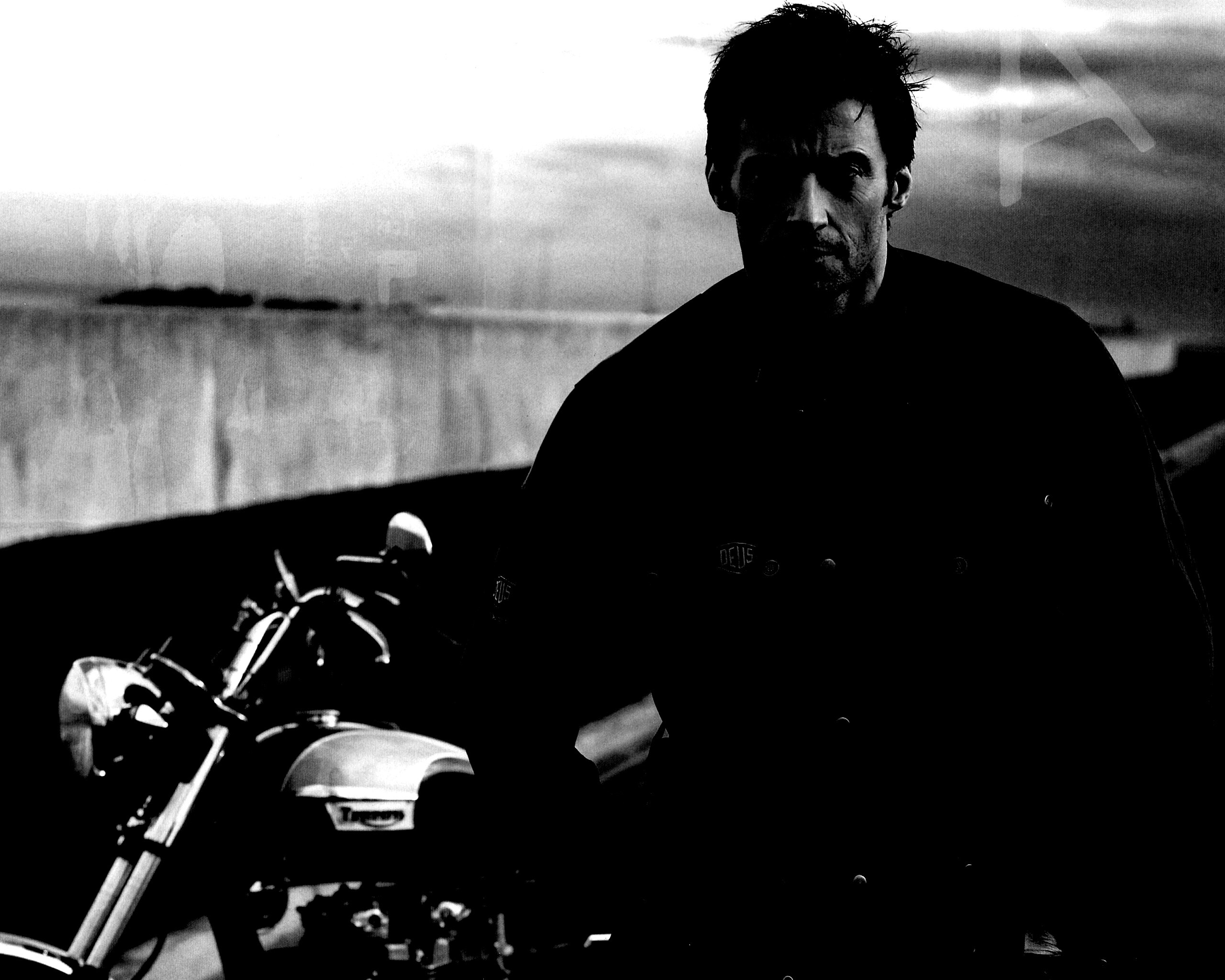 Хью Джекман с мотоциклом обои