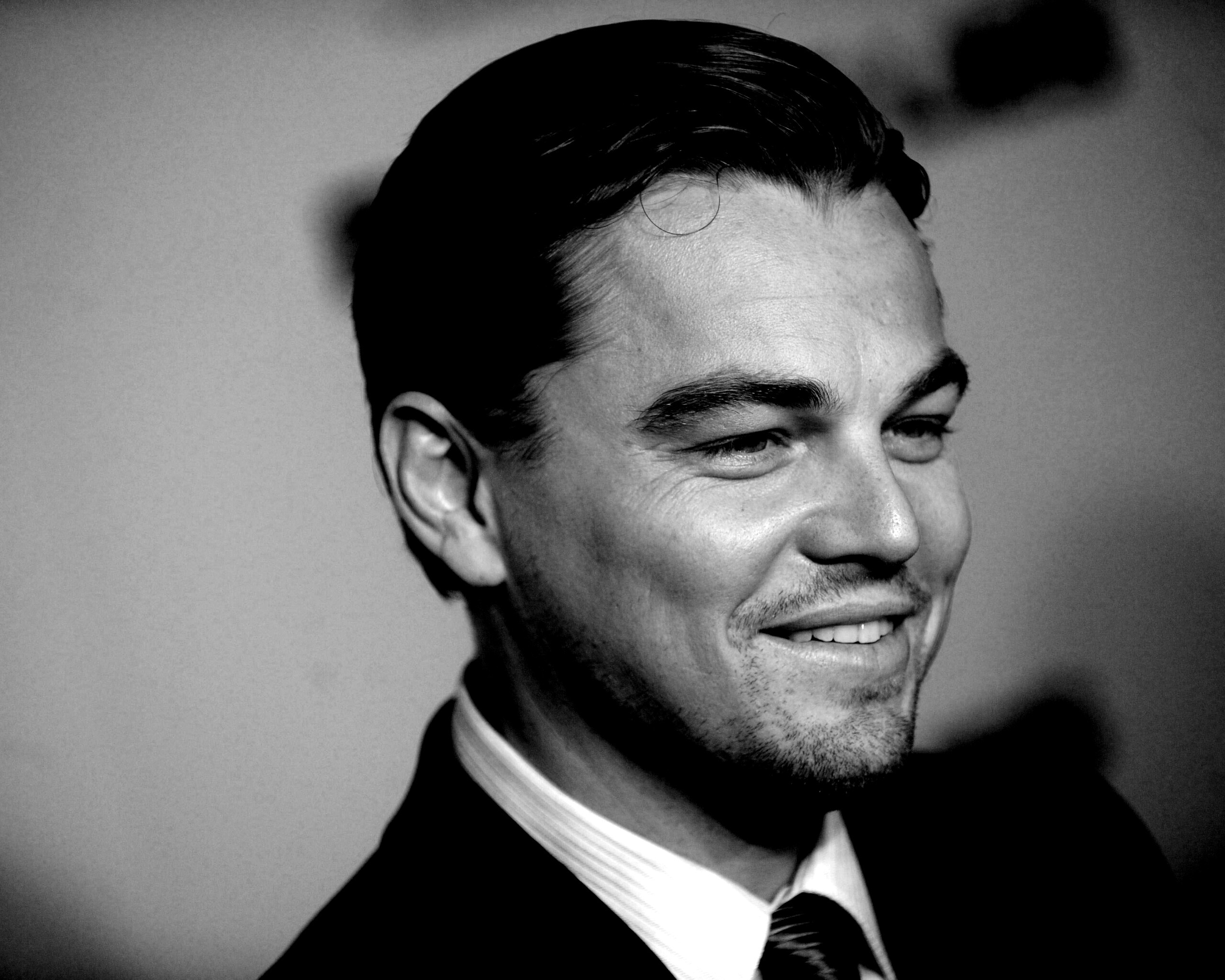 Леонардо Дикаприо в костюме обои