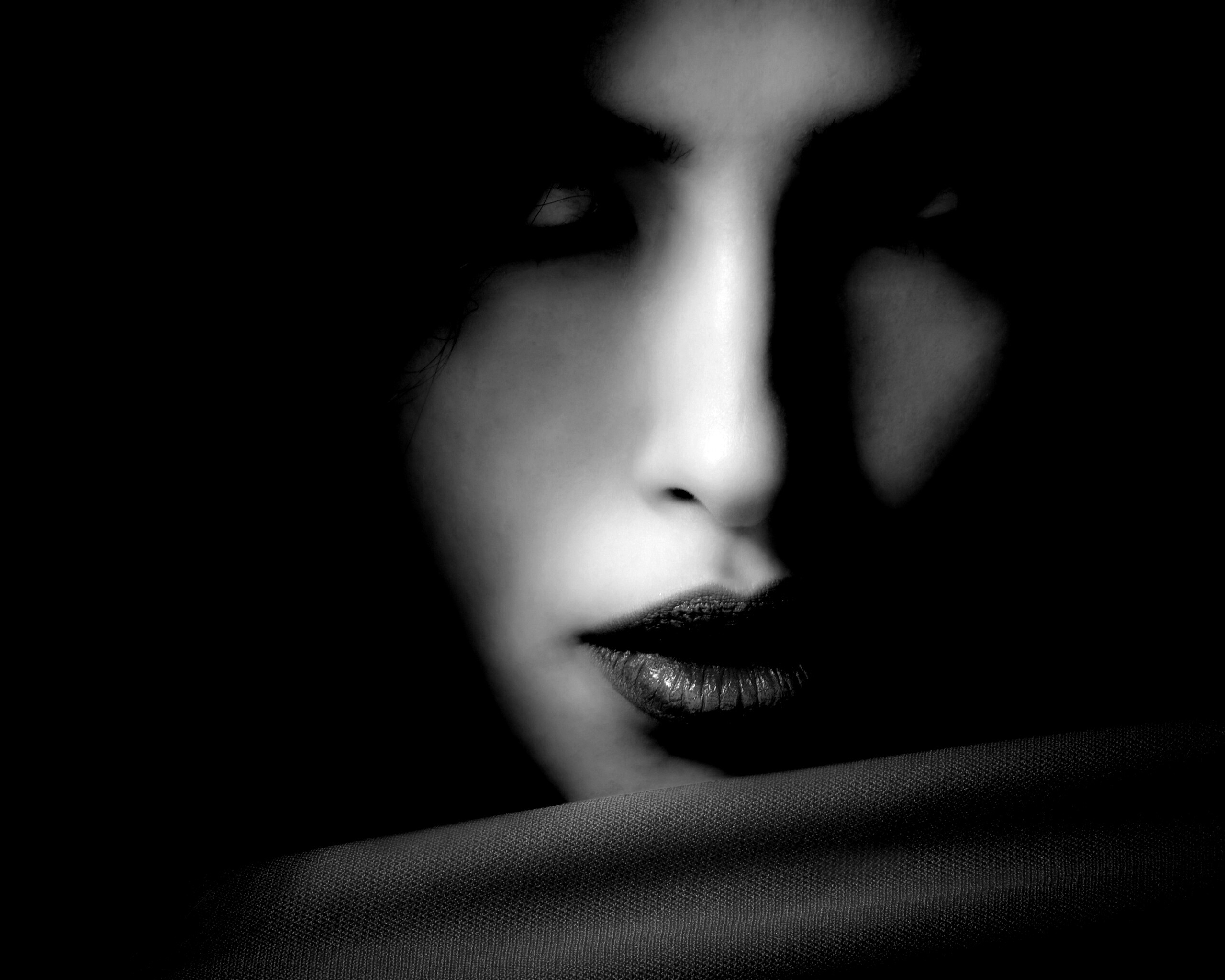 Женский взгляд обои