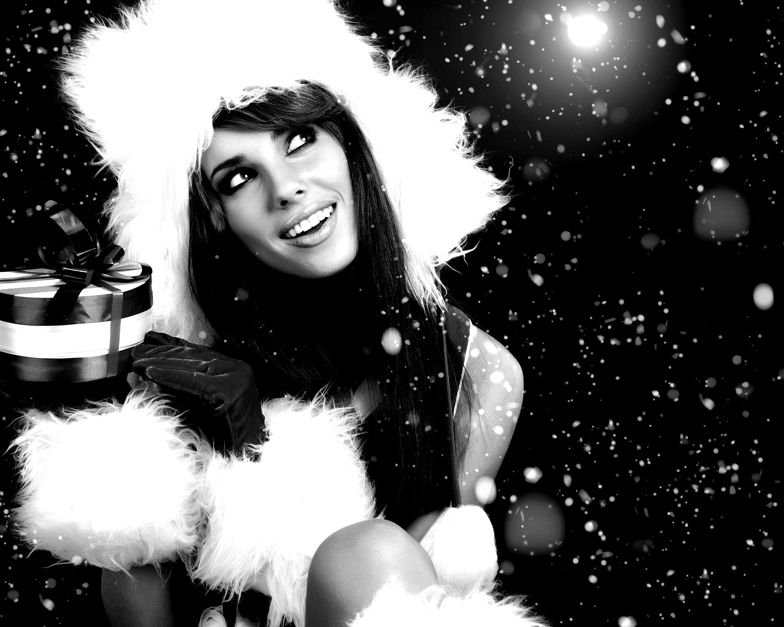 Девушка с новогодним подарком обои