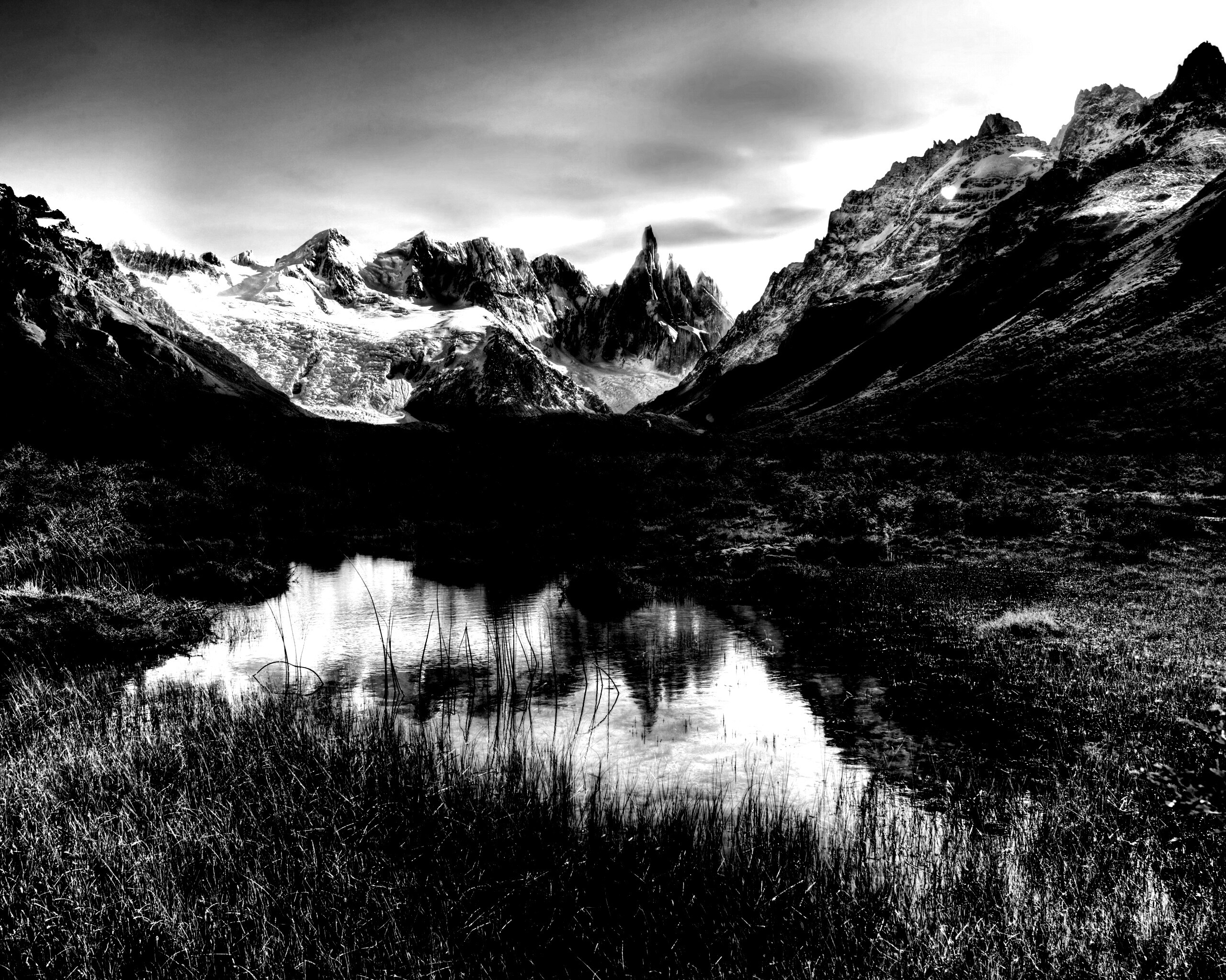 Болота на фоне гор обои