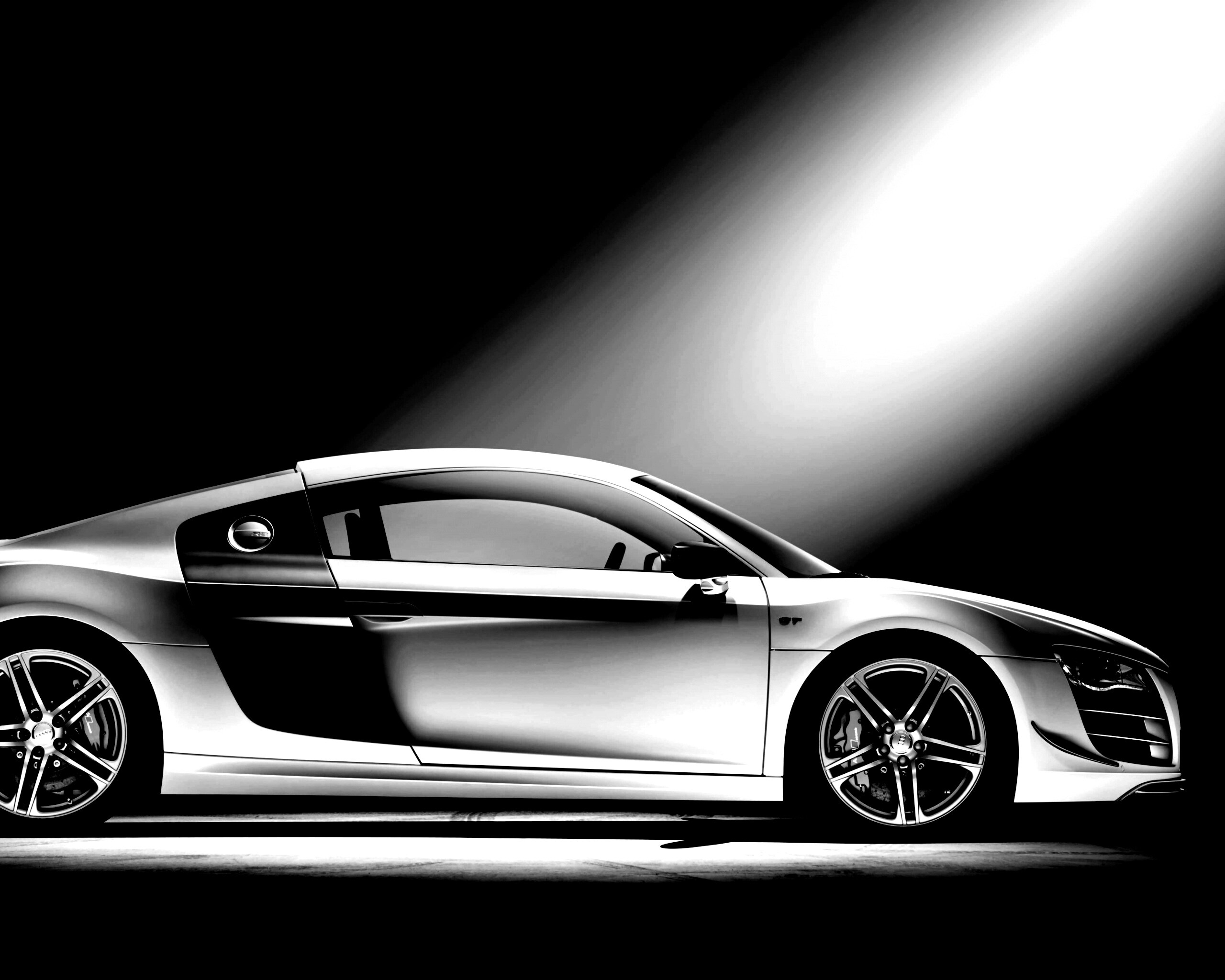 Audi R8 вид сбоку обои