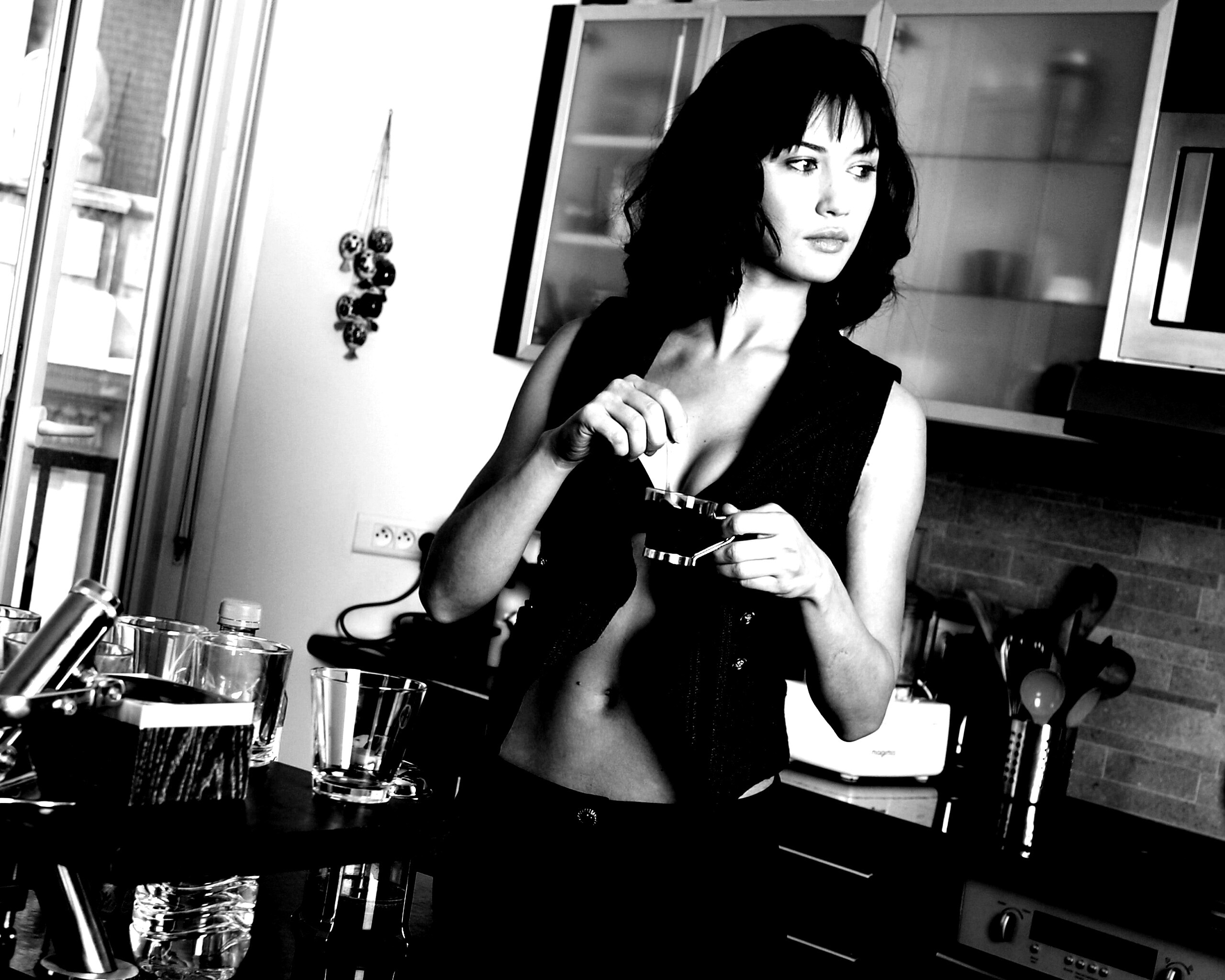 Ольга Куриленко пьет кофе обои