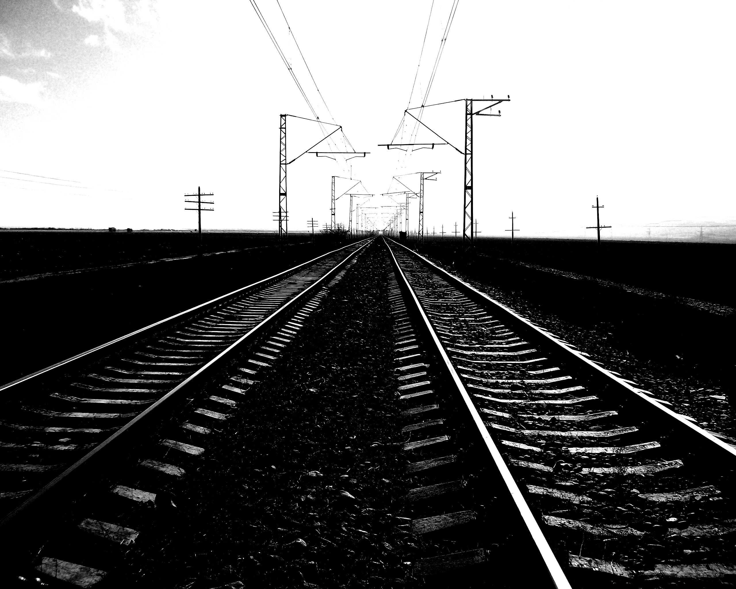 Железная дорога уходит вдаль обои