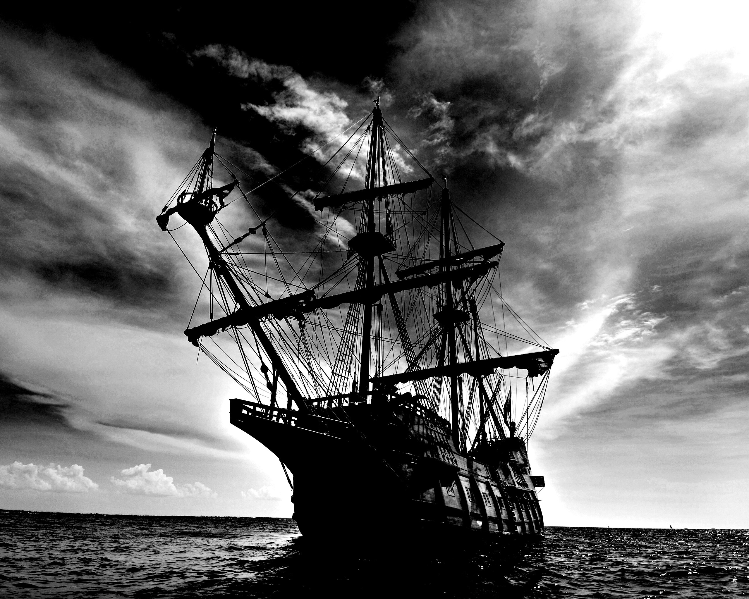 Галеон в море обои