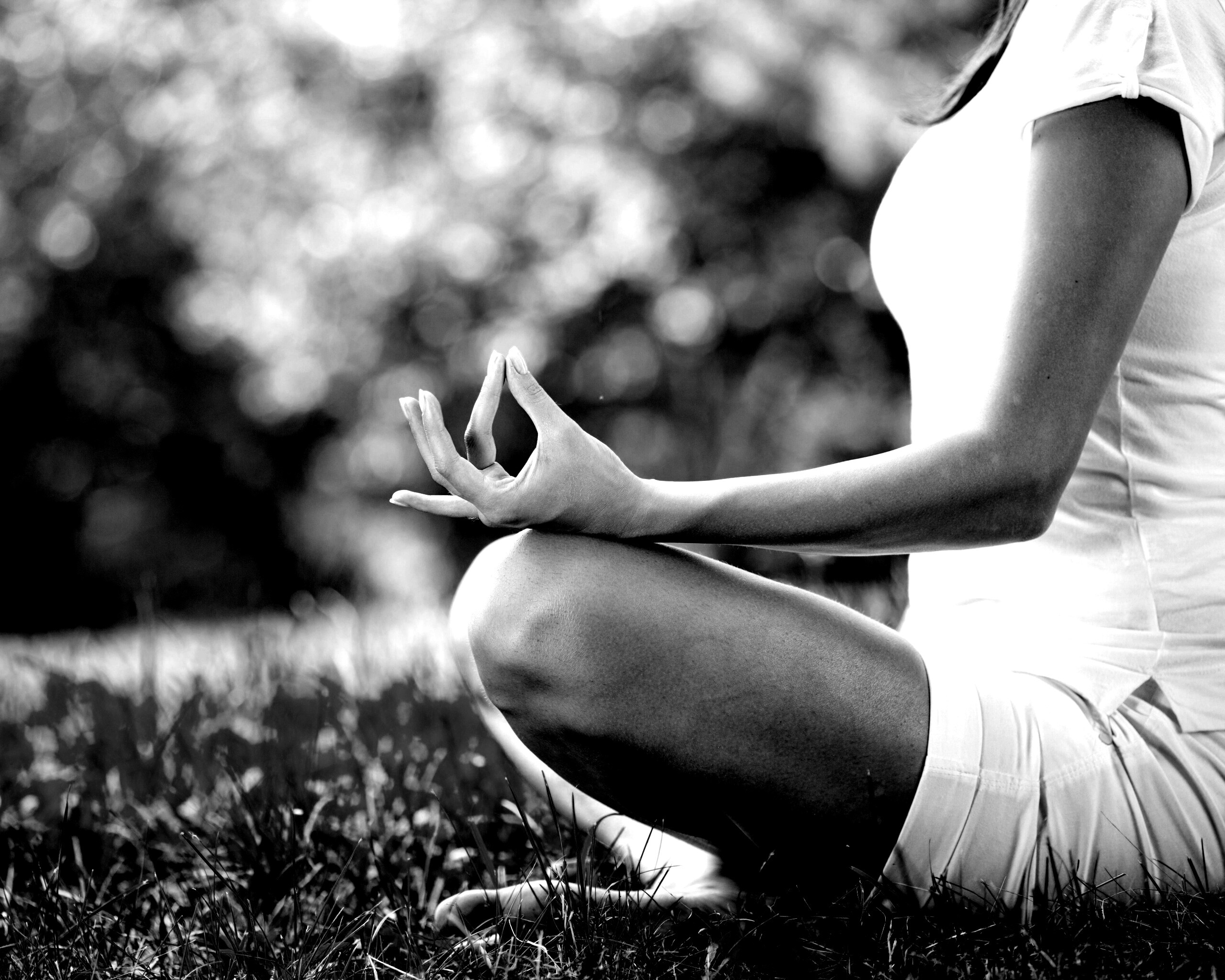 Девушка медитирует в позе лотоса на траве обои