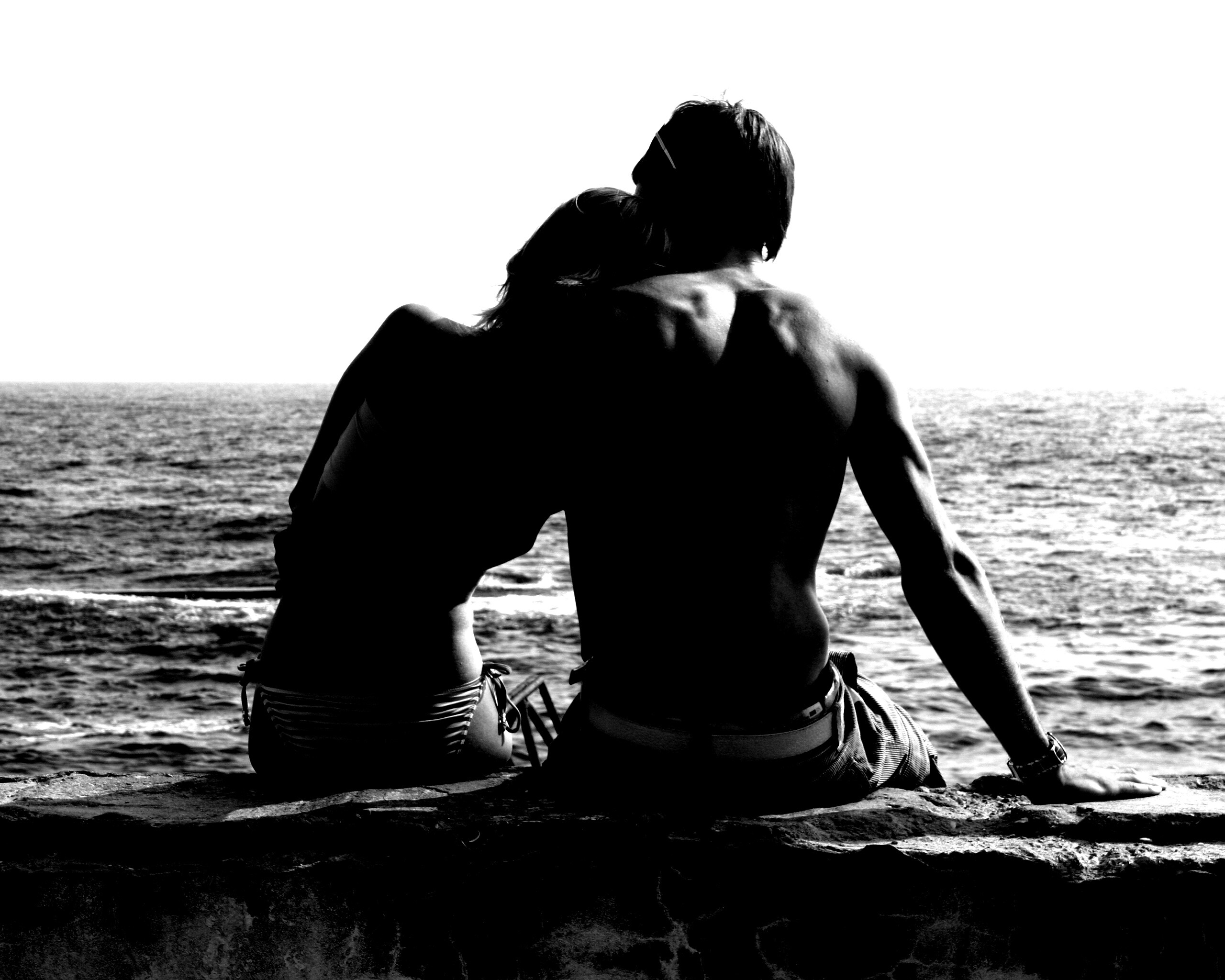 Девушка и парень у моря обои