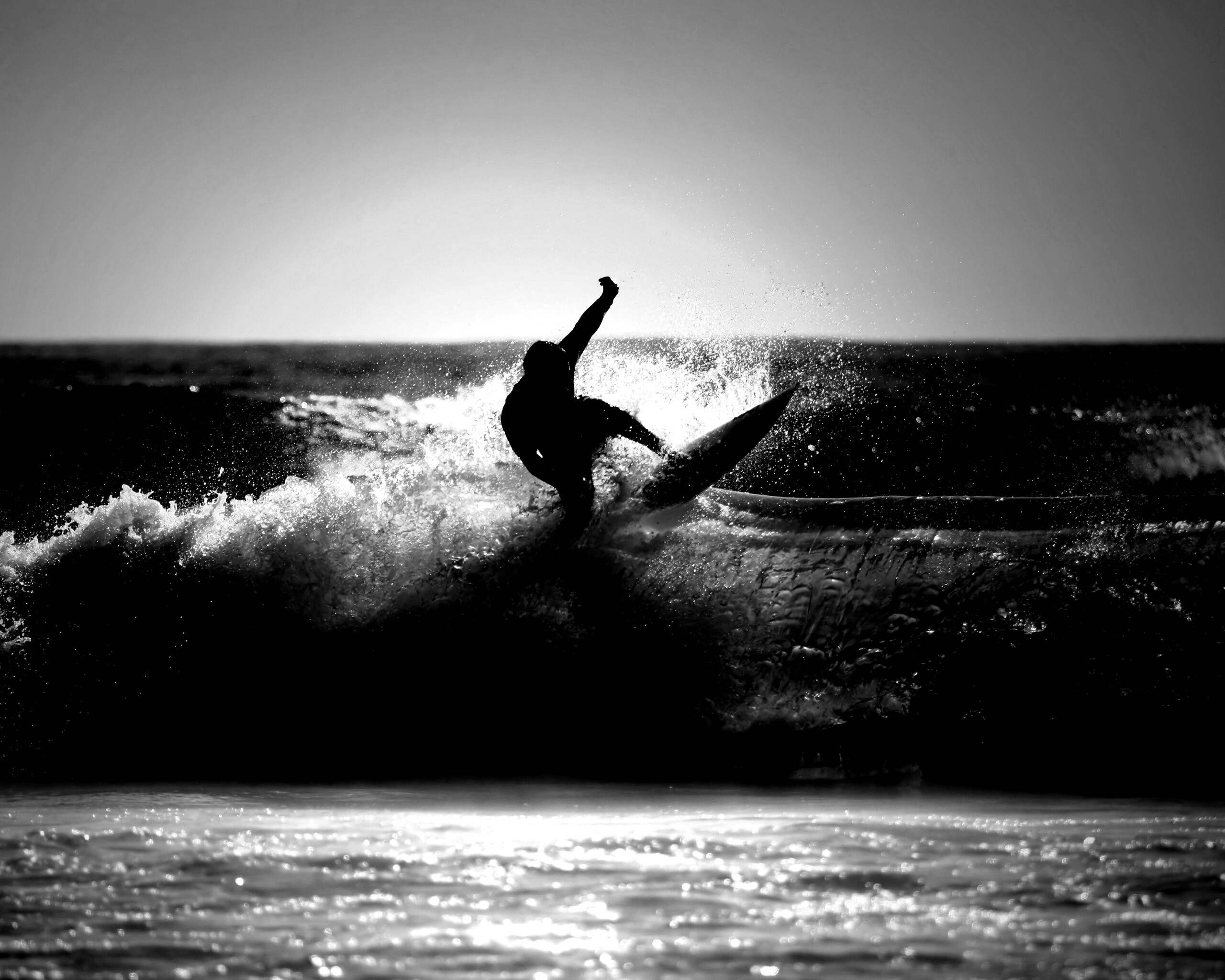 Сёрфер поймал волну обои