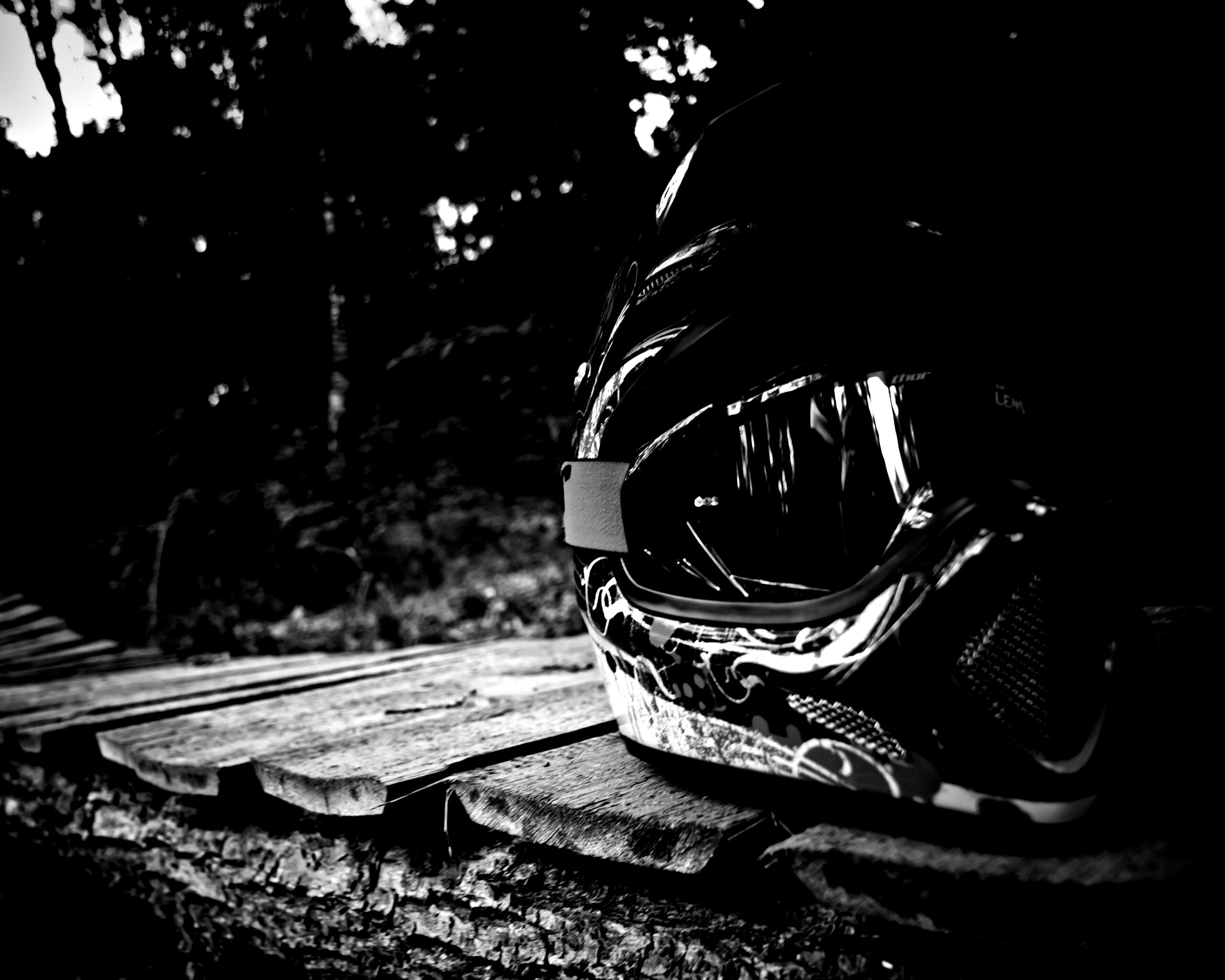 Шлем на лесной велотрассе обои