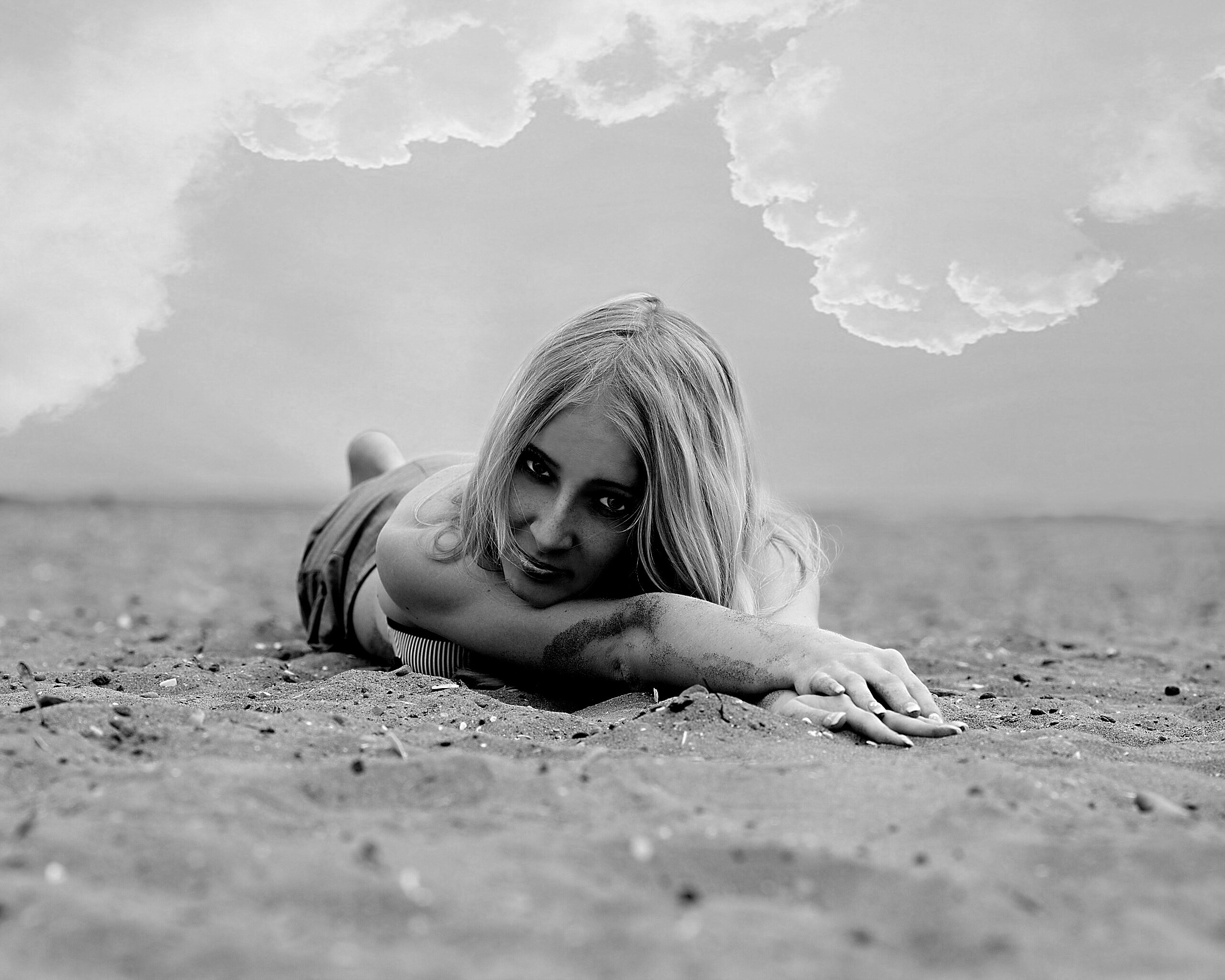 Девушка на песке обои