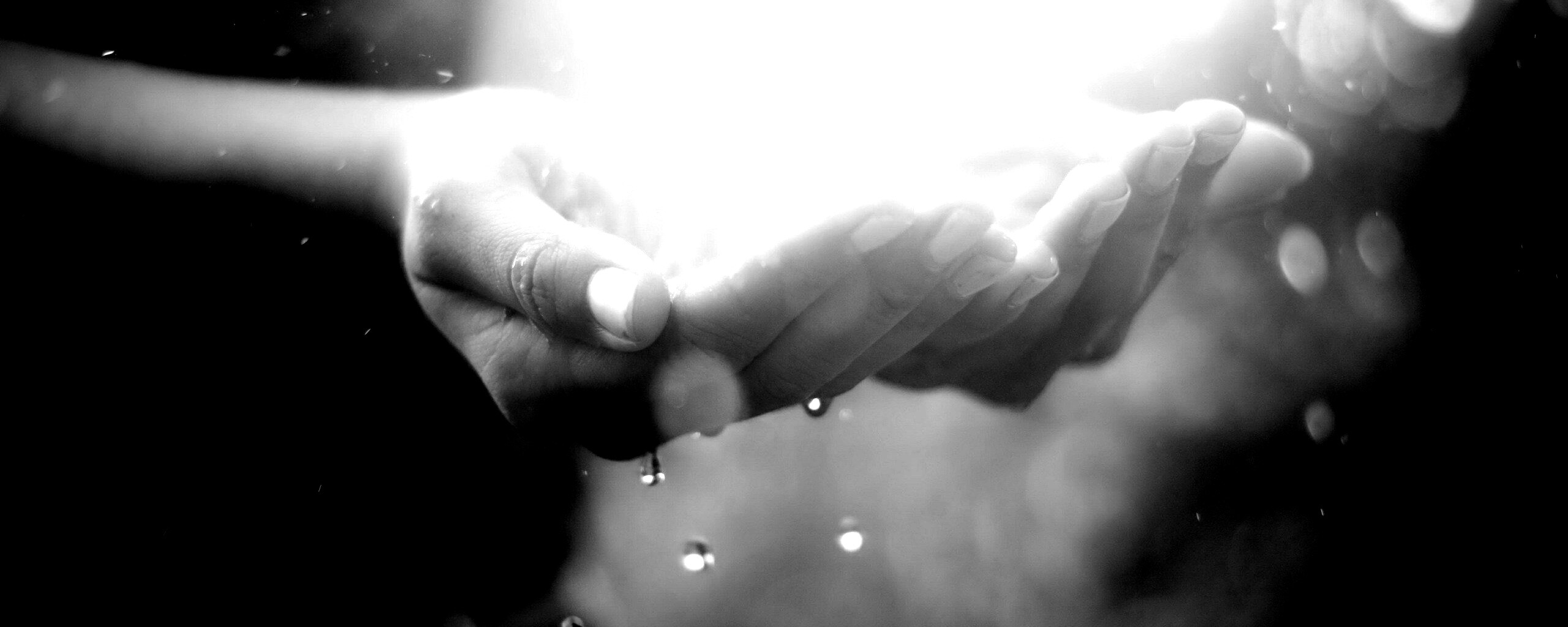 Дождь в ладонях обои