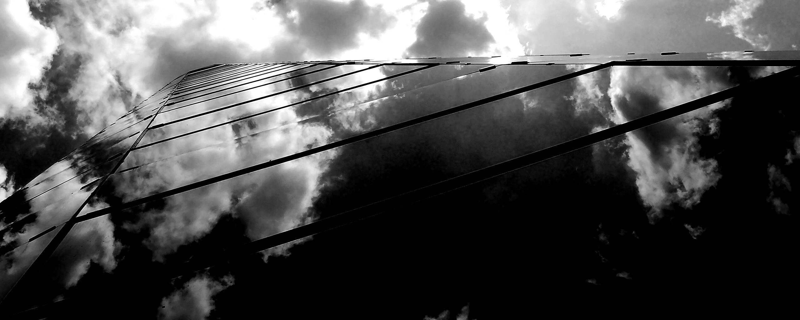 Стеклянный небоскреб уходящий в небо обои