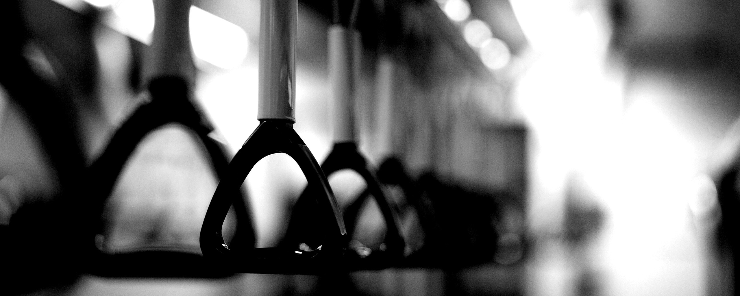 Поручни в метро обои