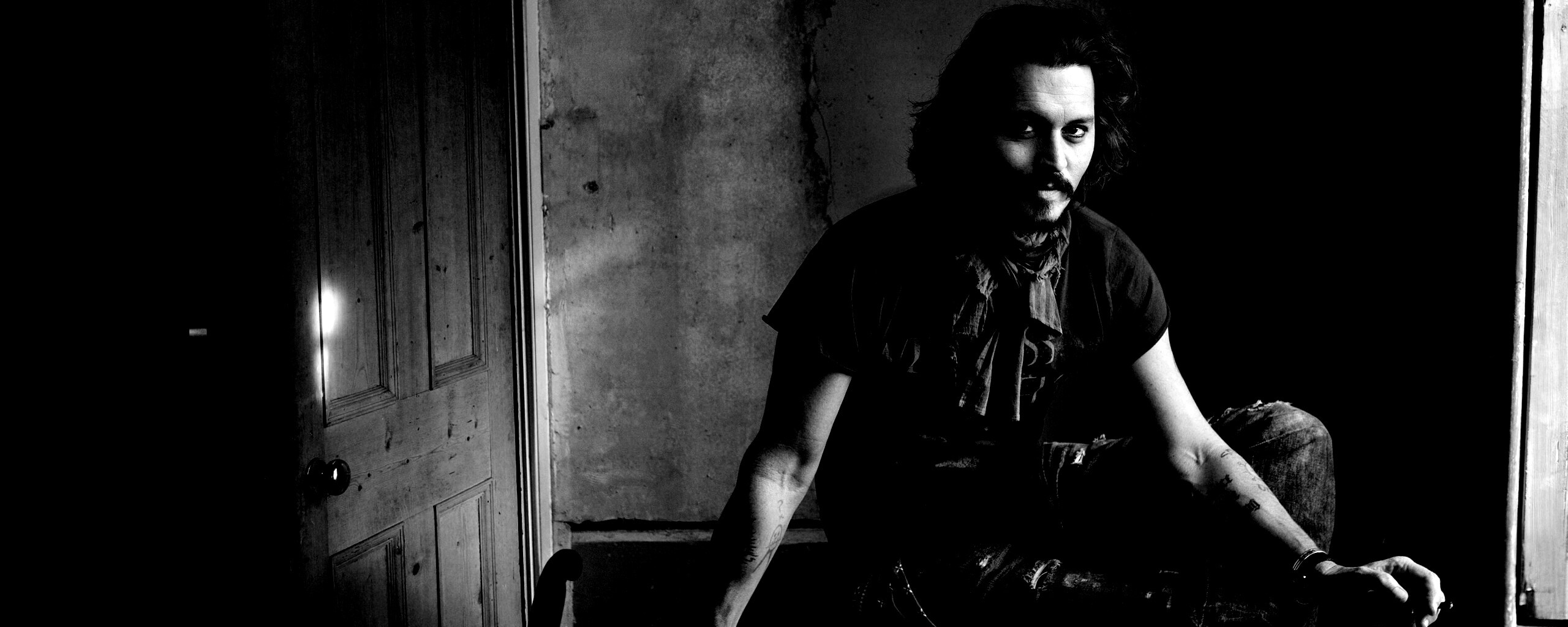 Джонни Депп на столе обои