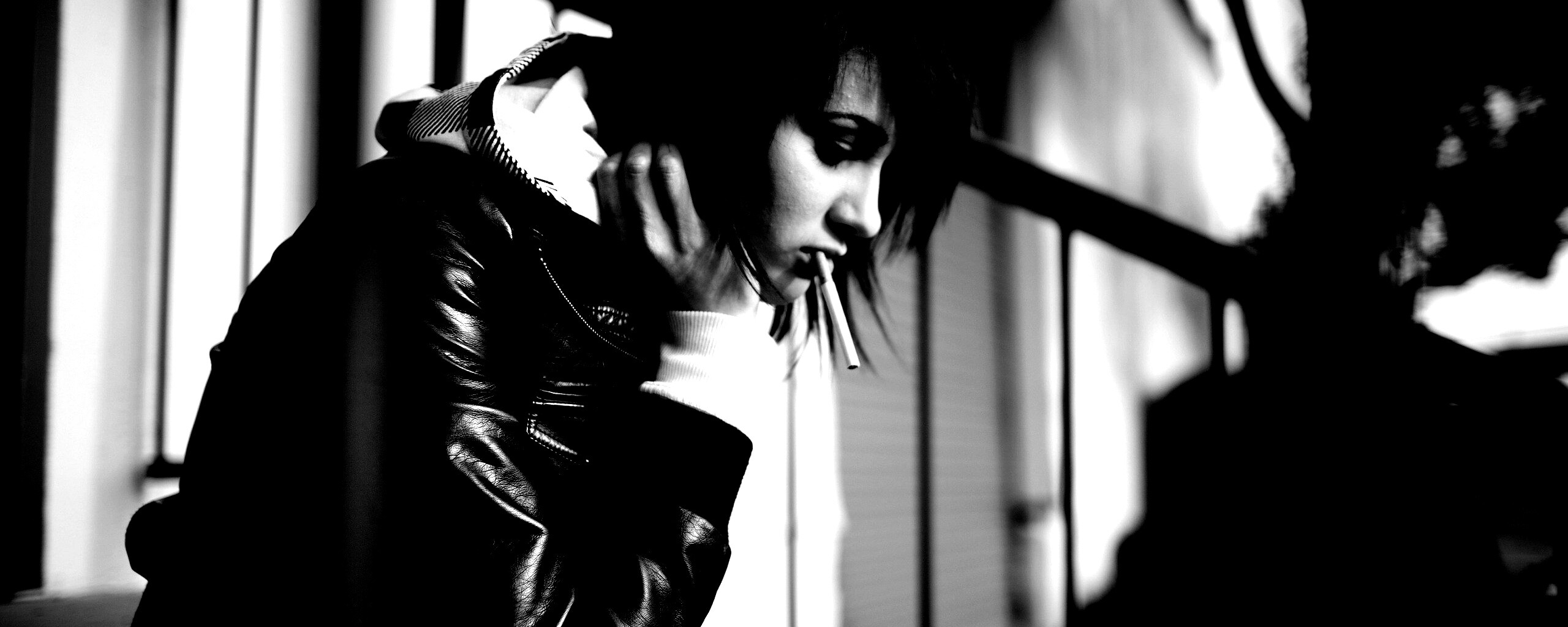 Девушка с сигаретой обои