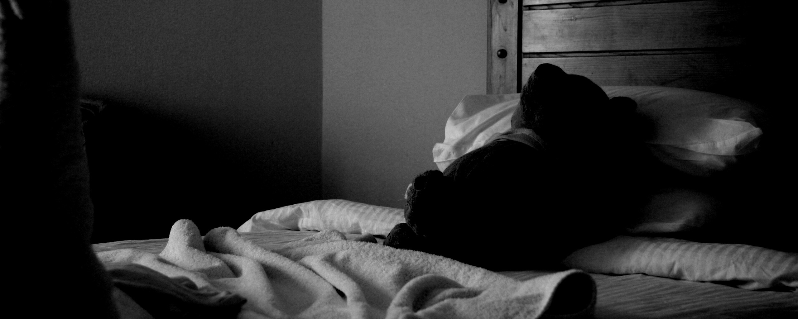 Медвежонок в постели обои