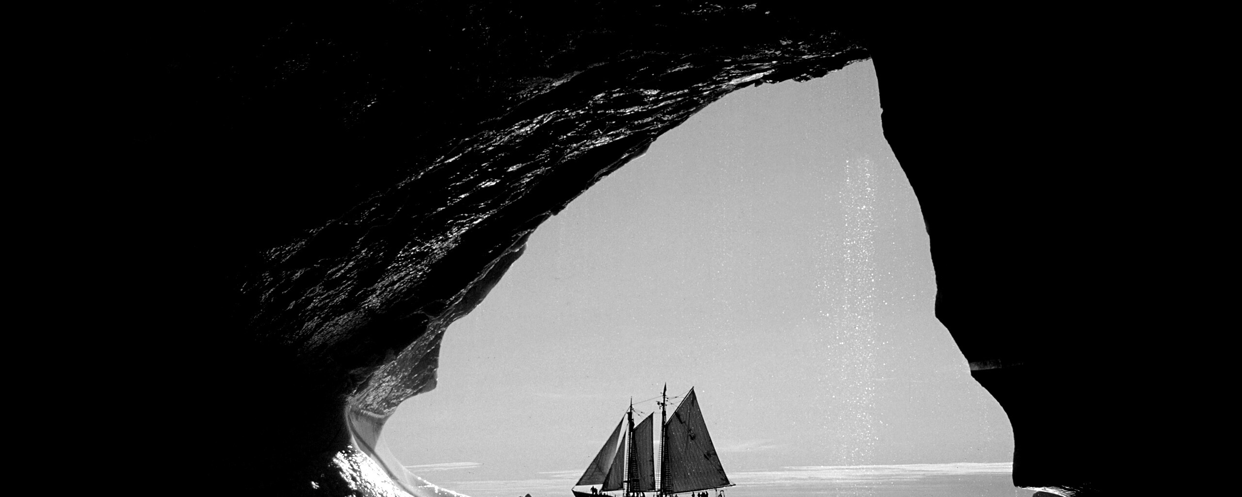 Парусник под ледяной аркой обои