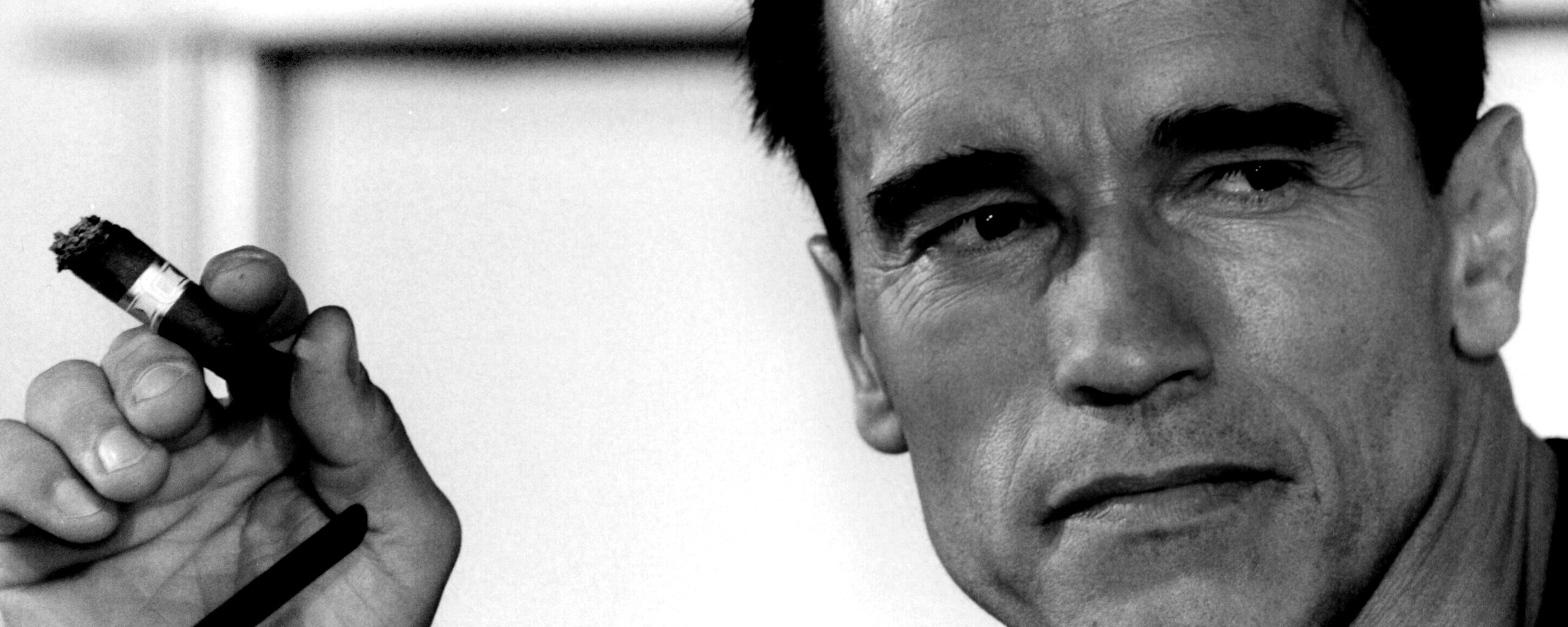 Арнольд Шварцнеггер с сигарой обои