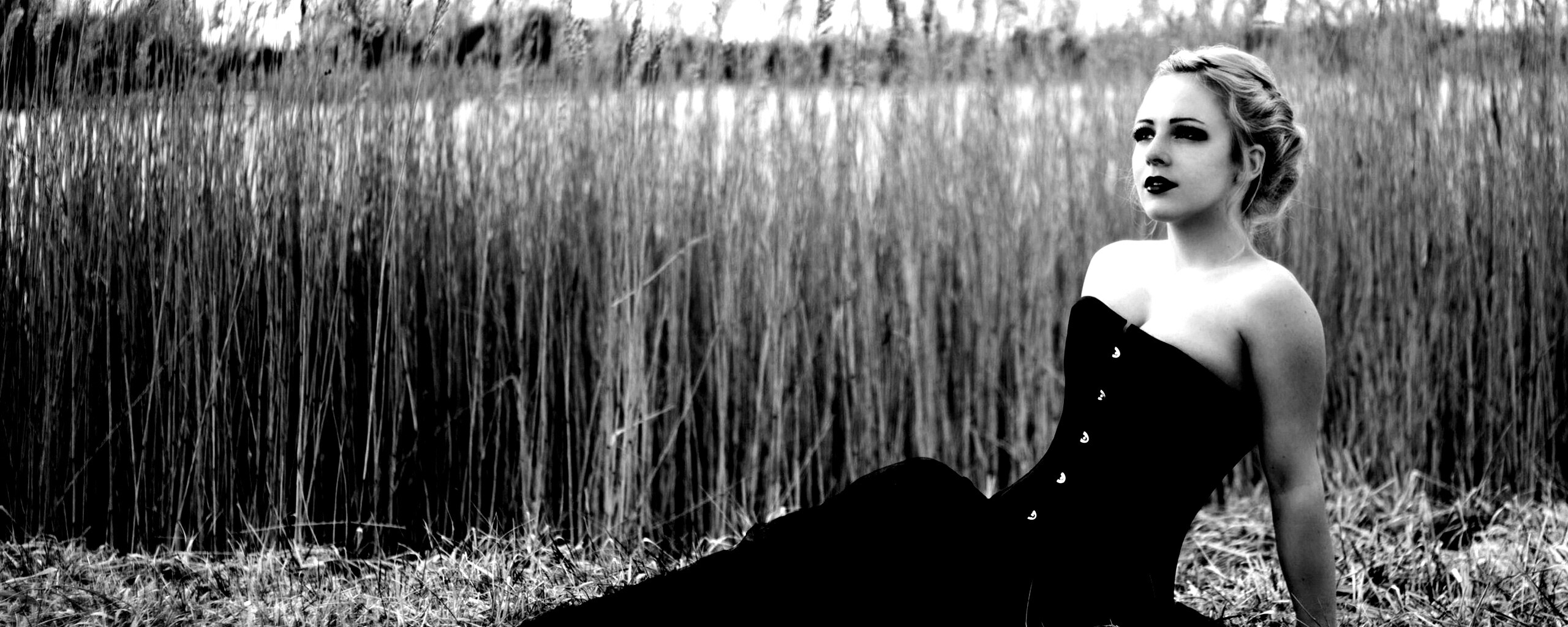 Девушка на траве в черном корсете обои