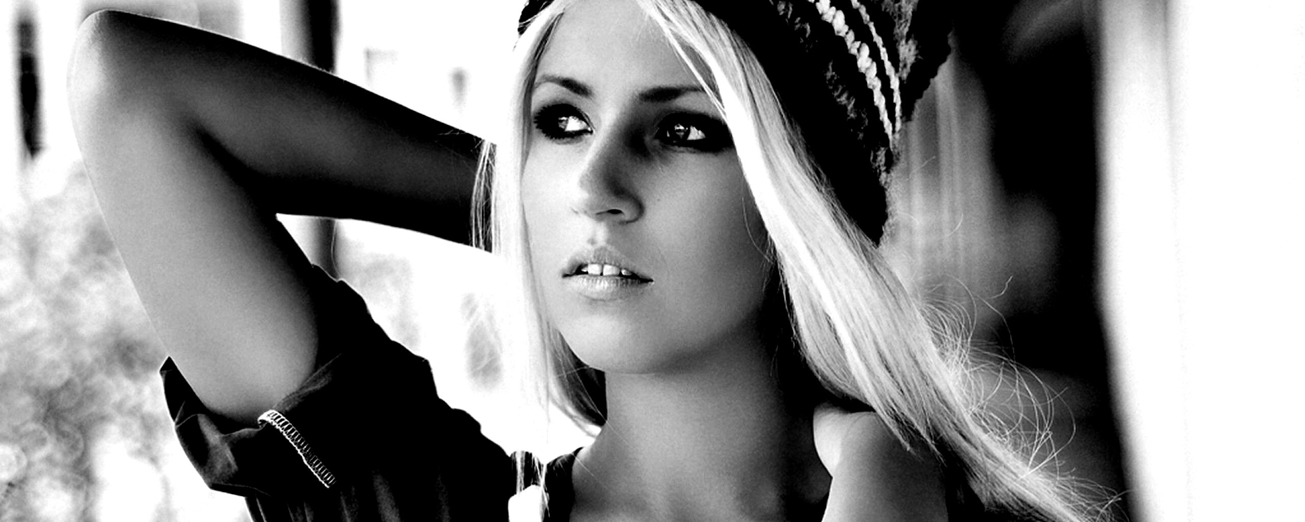 Блондинка в вязанной шапке обои