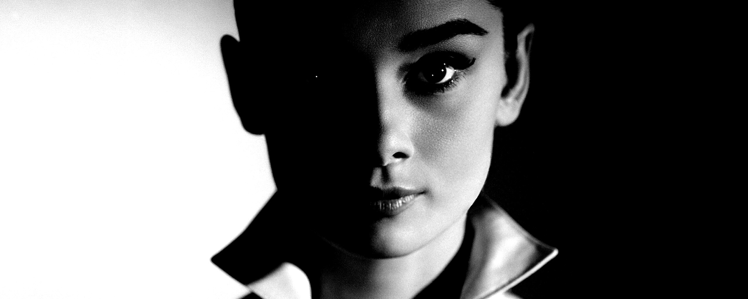 Одри Хепберн в grayscale обои