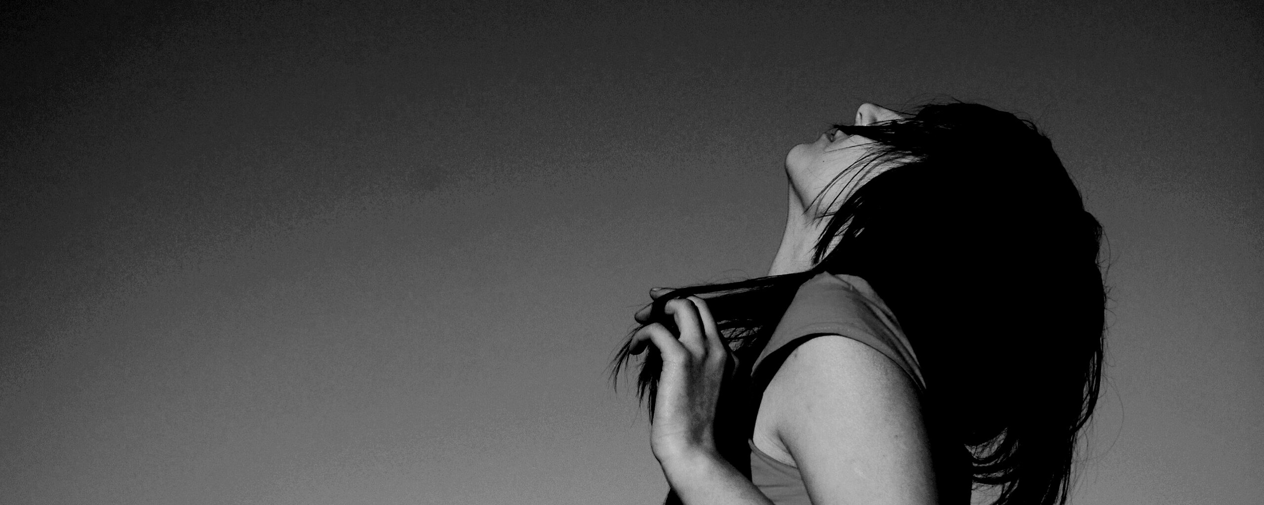 Взгляд брюнетки в небо обои