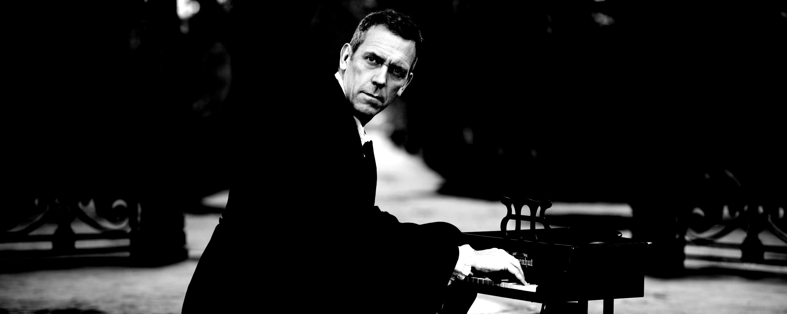 Хью Лори за маленьким роялем обои