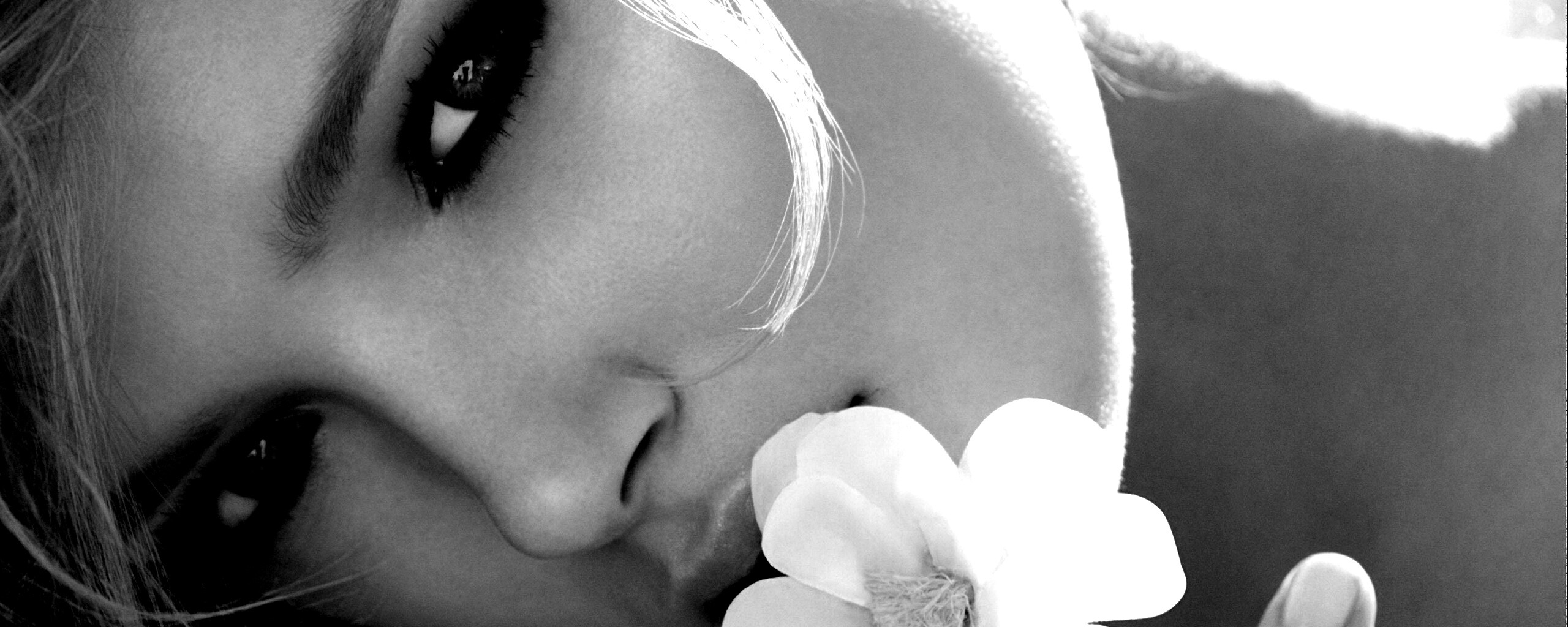 Красавица с белым цветком обои