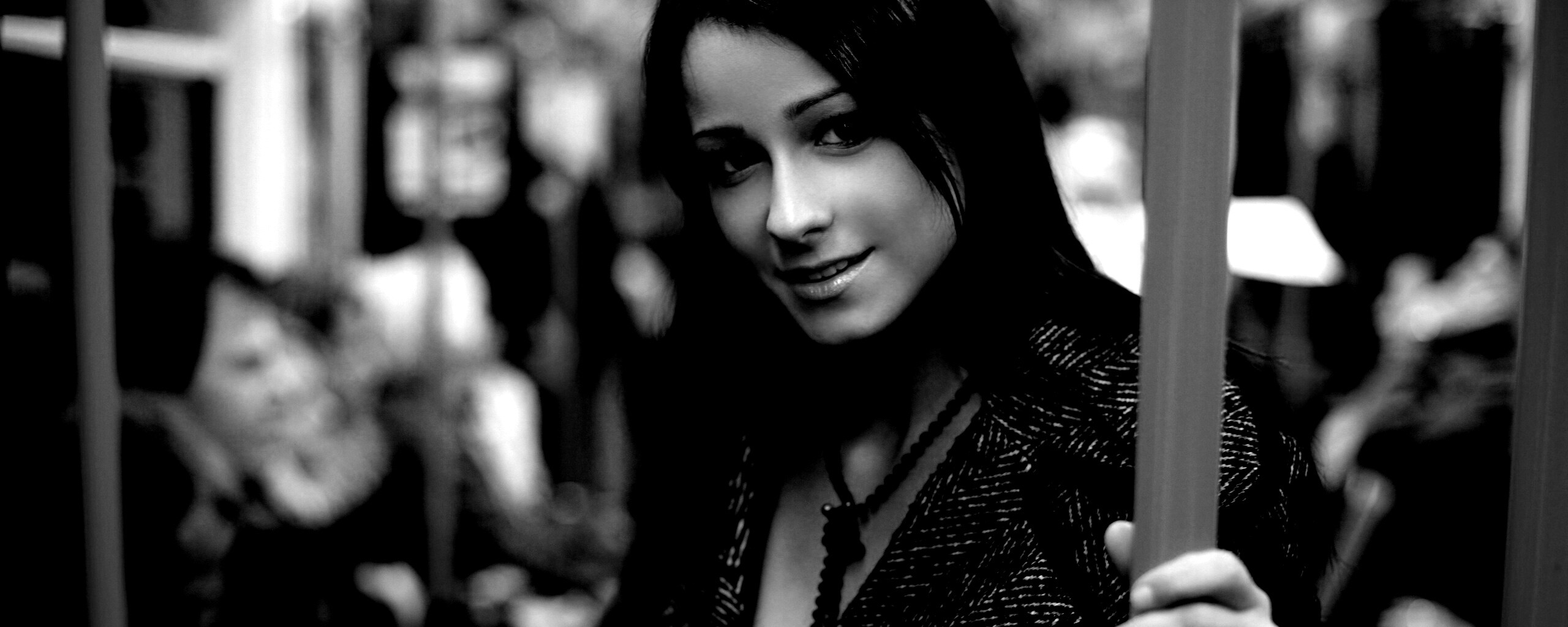 Девушка в метро обои