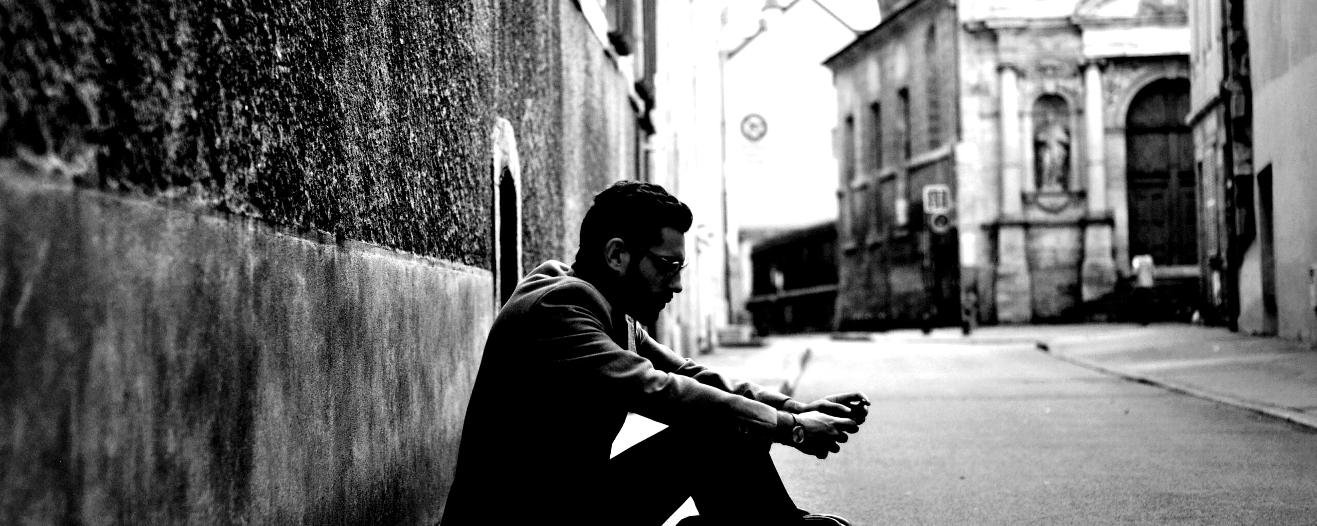 Хипстер с телефоном обои