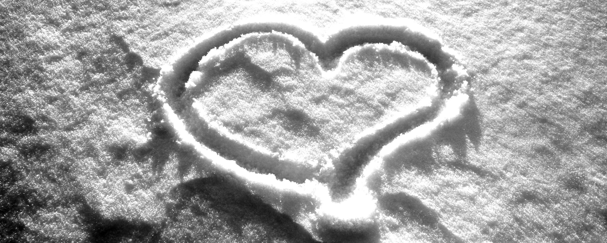 Сердечко на снегу обои