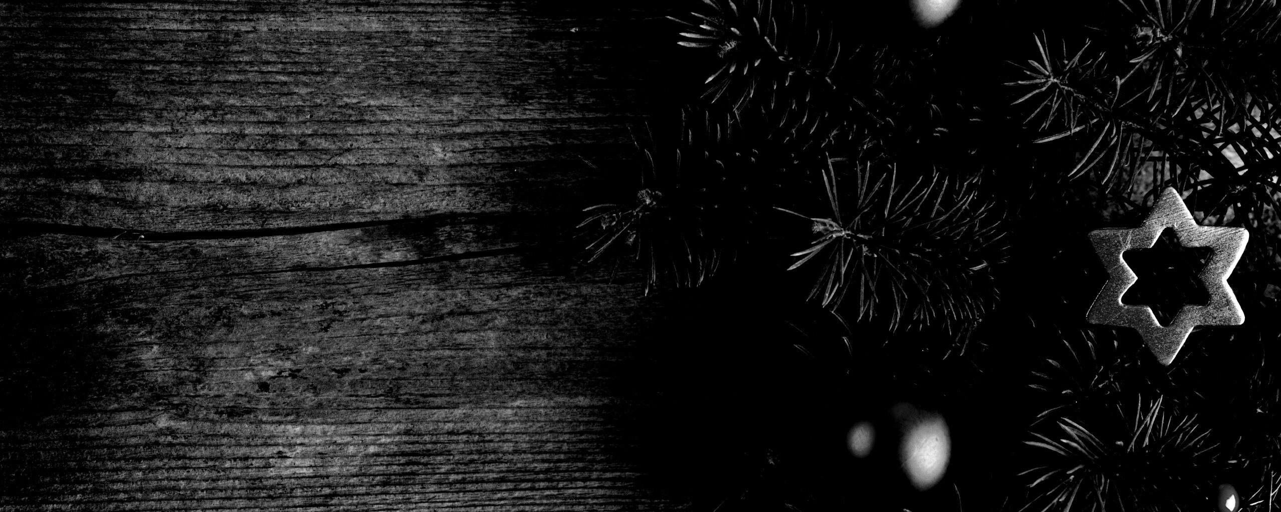 Новогодние игрушки на еловой ветке обои