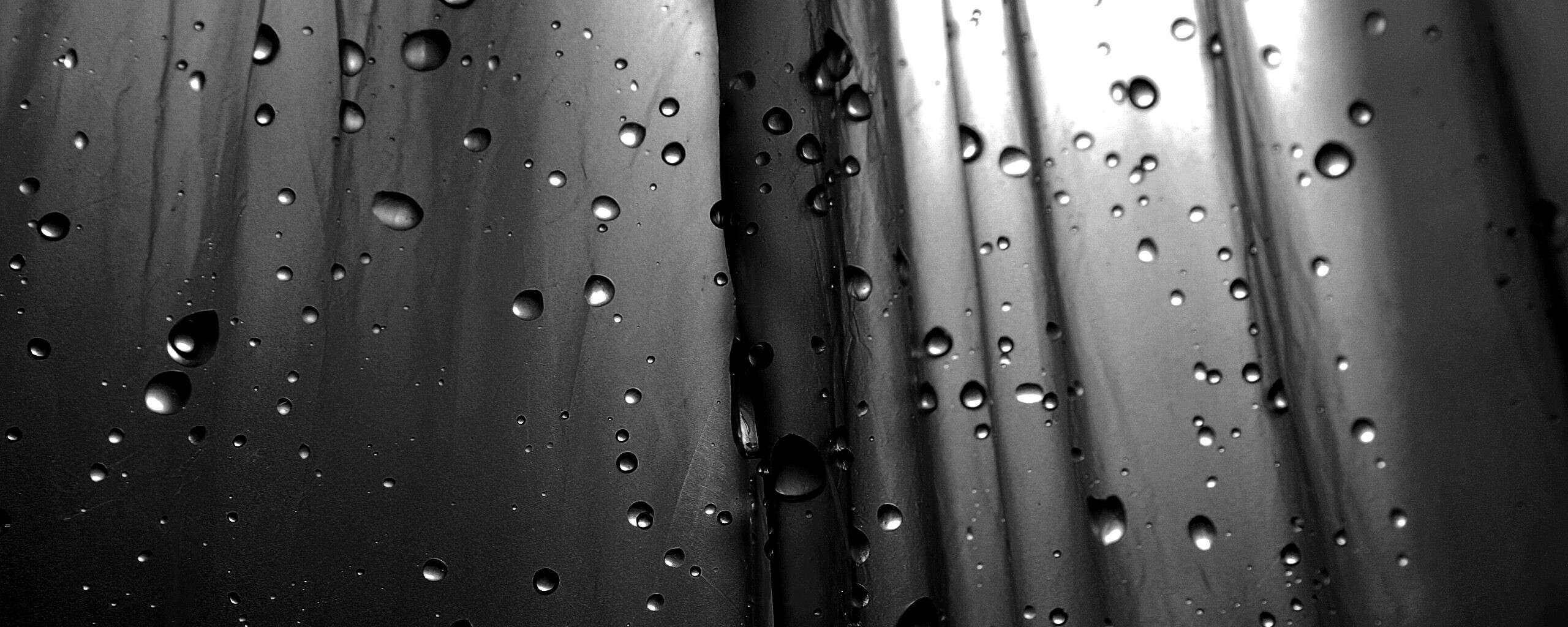 Капли на зеленом пластике обои