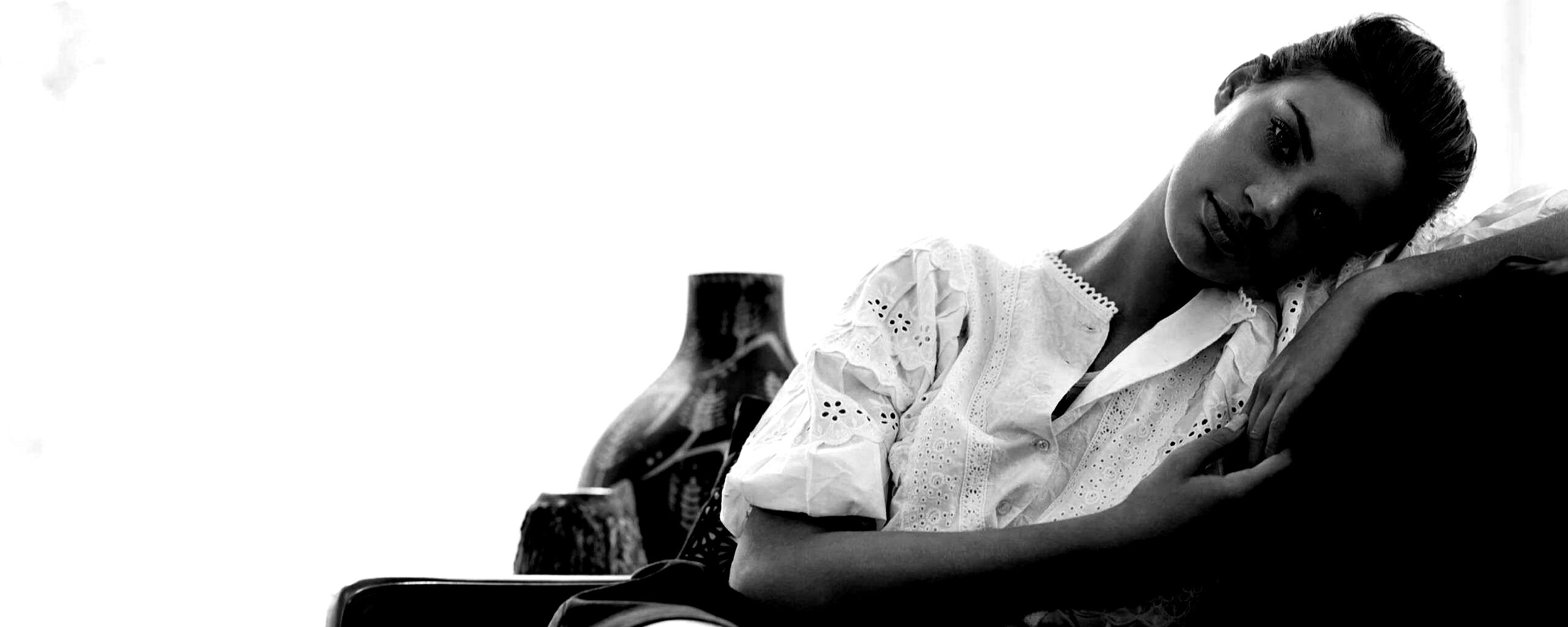 Девушка на диване обои