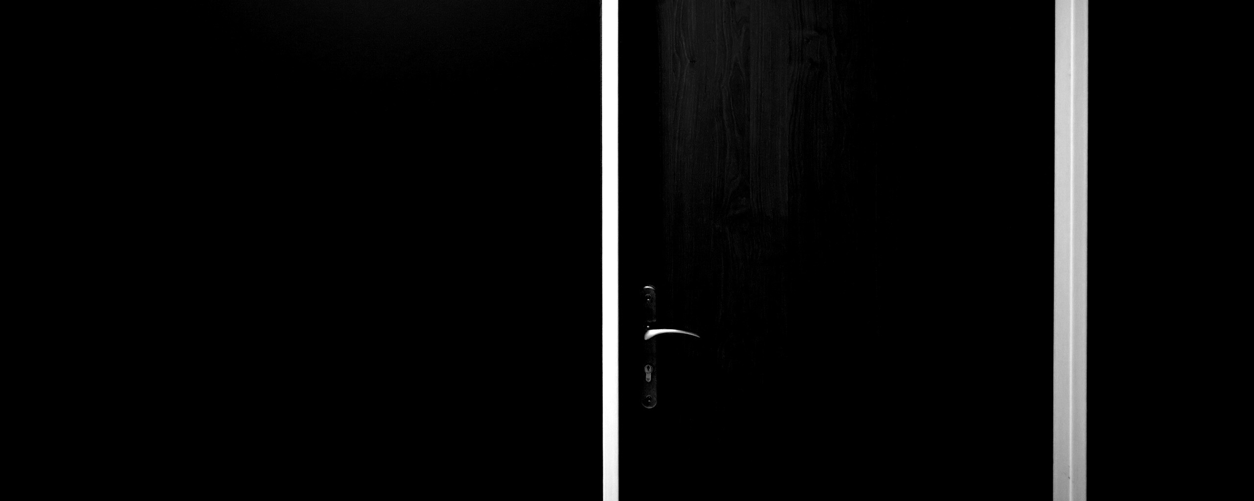 Дверь в стене обои