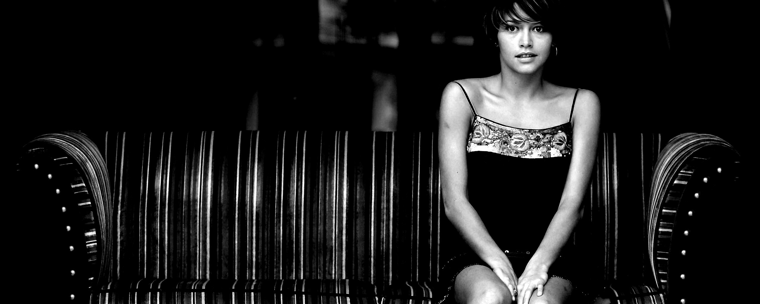 На диване обои