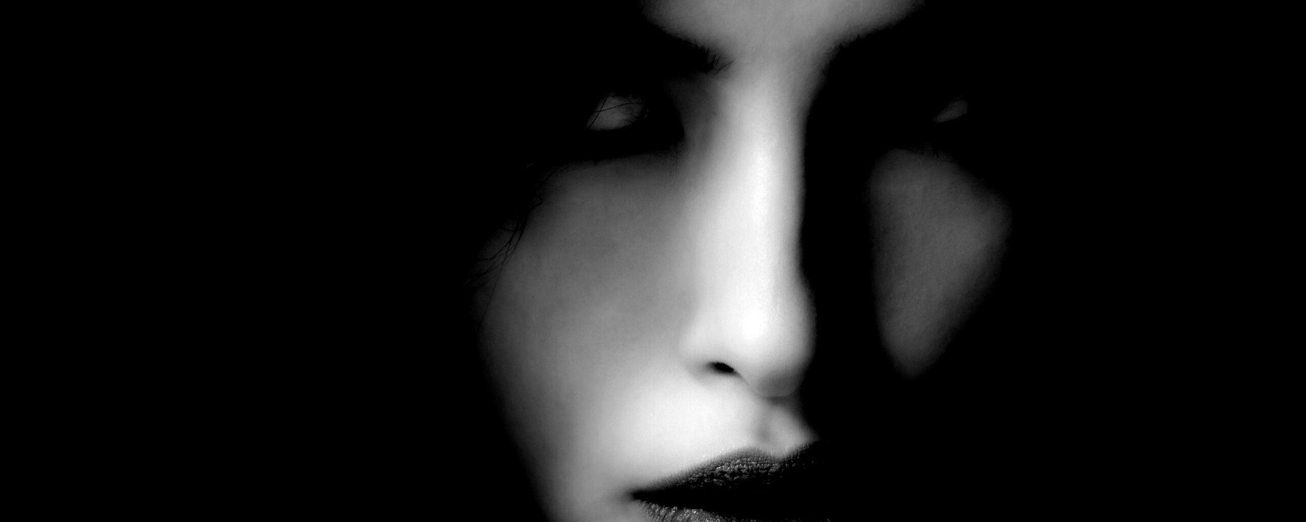 Женский взгляд обои