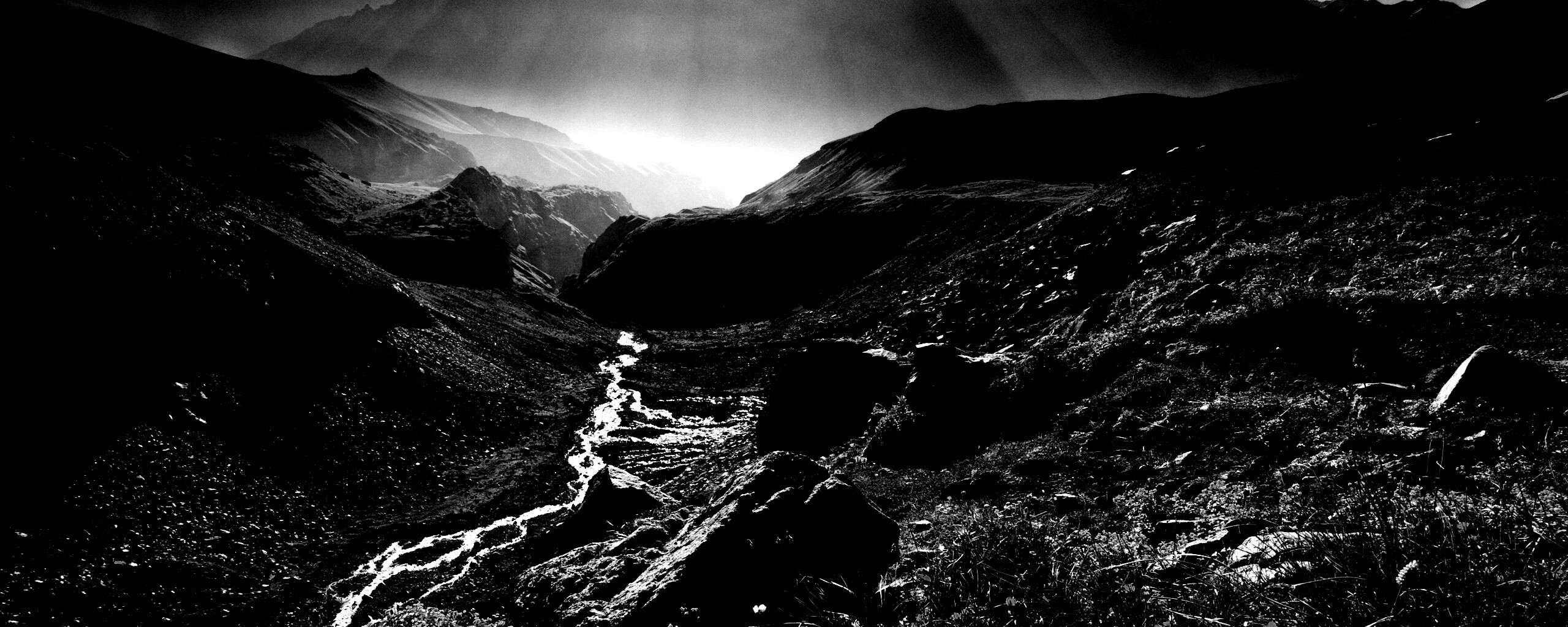 Горы и ручей обои