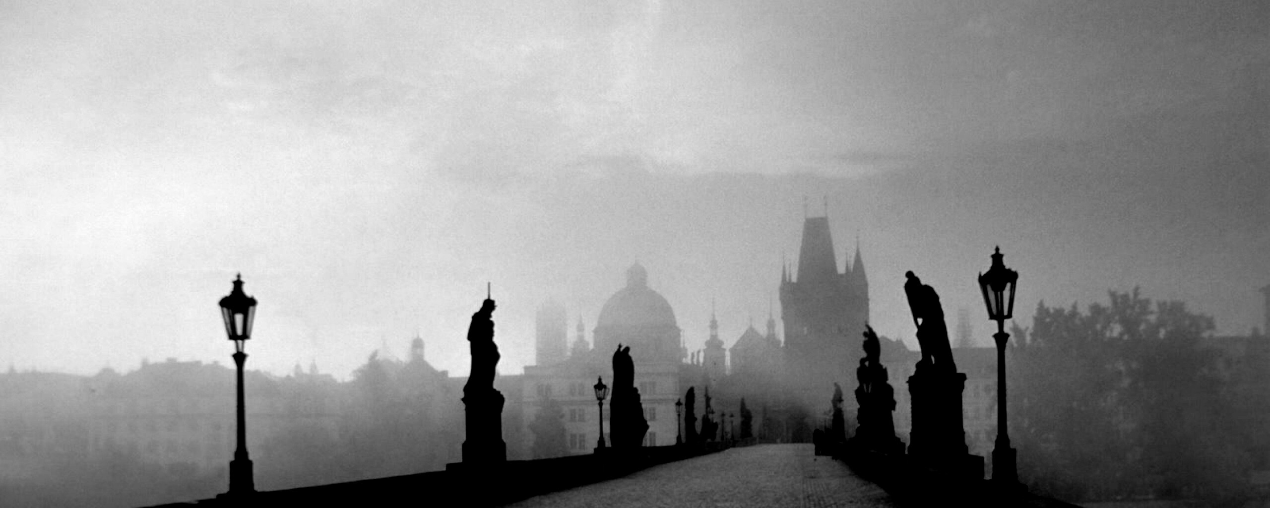 Мост с скульптурами обои