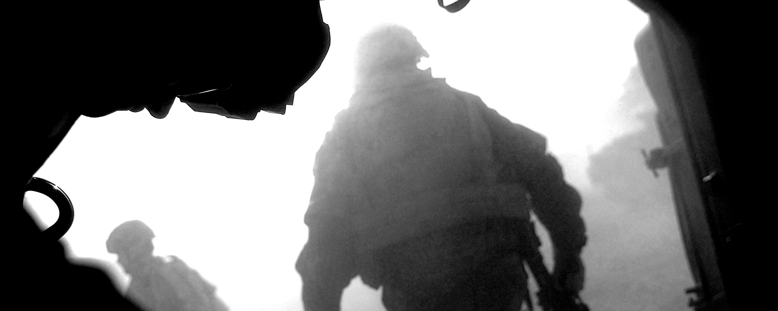 Солдаты выходят из броневика обои