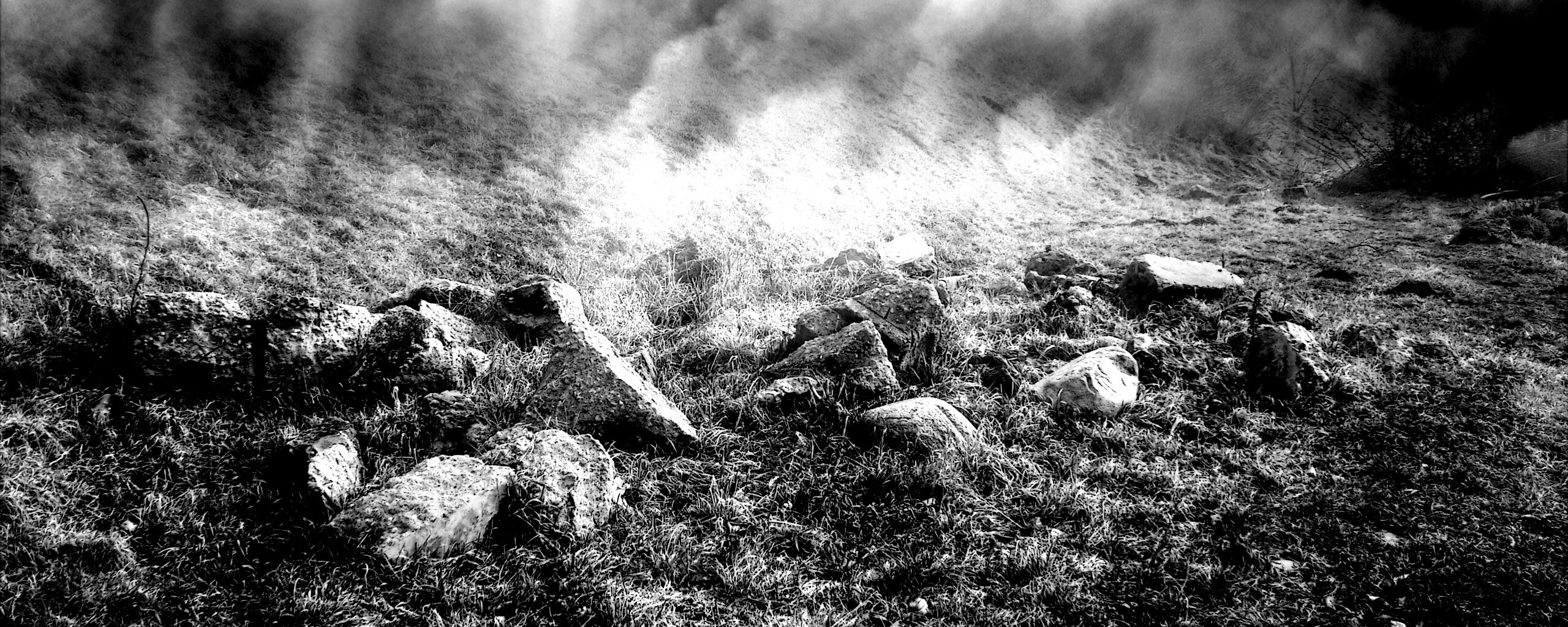 Камни под туманом обои